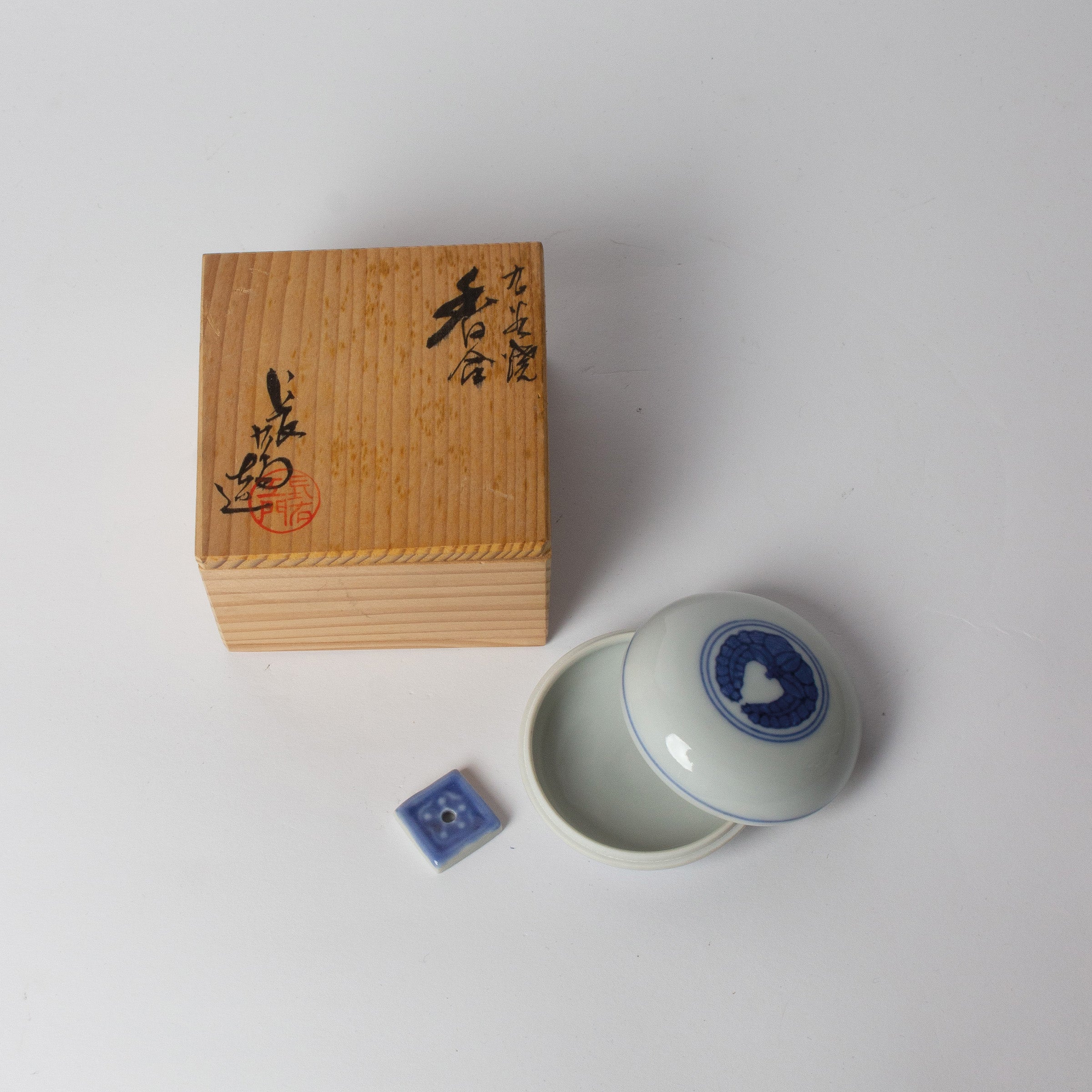Kōgō en porcelaine sometsuke de Kamide Chōemon et nerikō (billes d’encens) japonais
