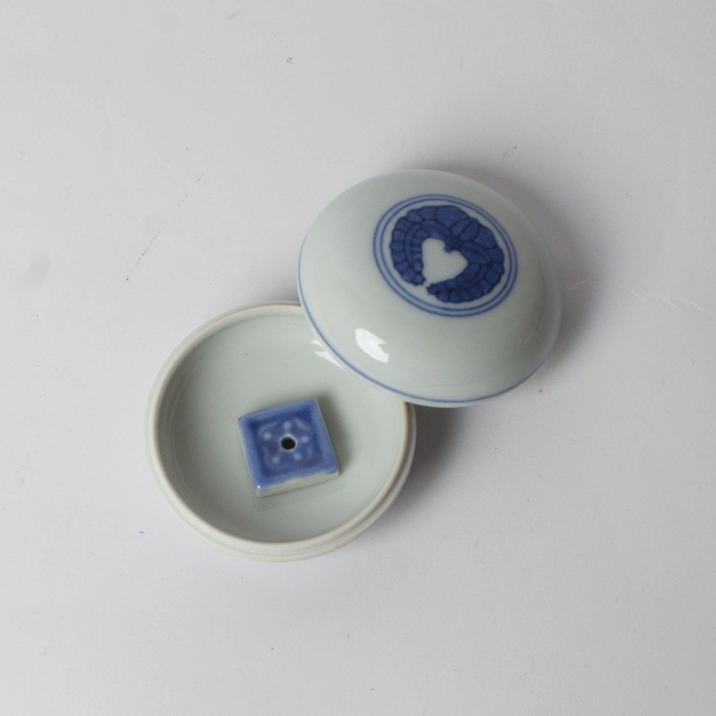 Kōgō en porcelaine sometsuke de Kamide Chōemon et nerikō (billes d’encens) japonais