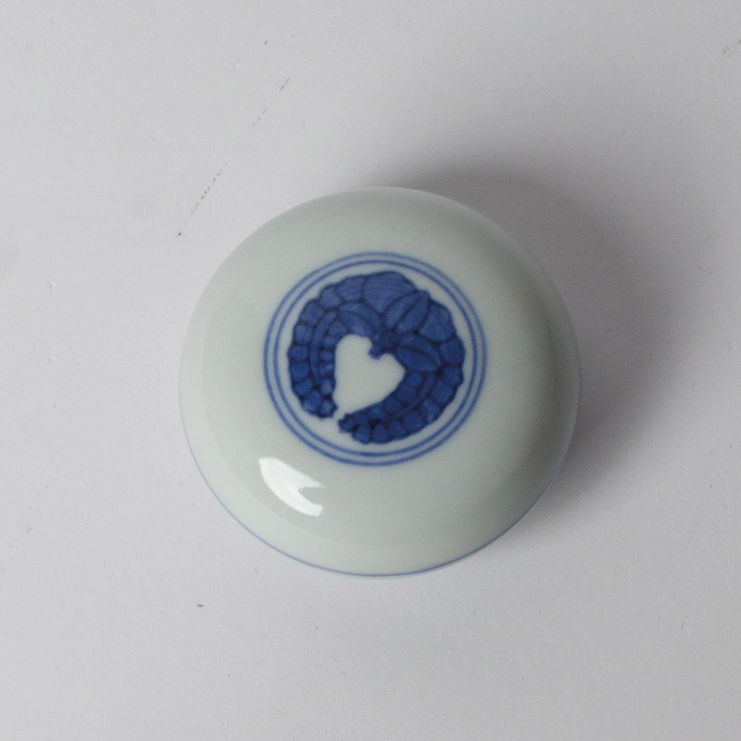 Kōgō en porcelaine sometsuke de Kamide Chōemon et nerikō (billes d’encens) japonais