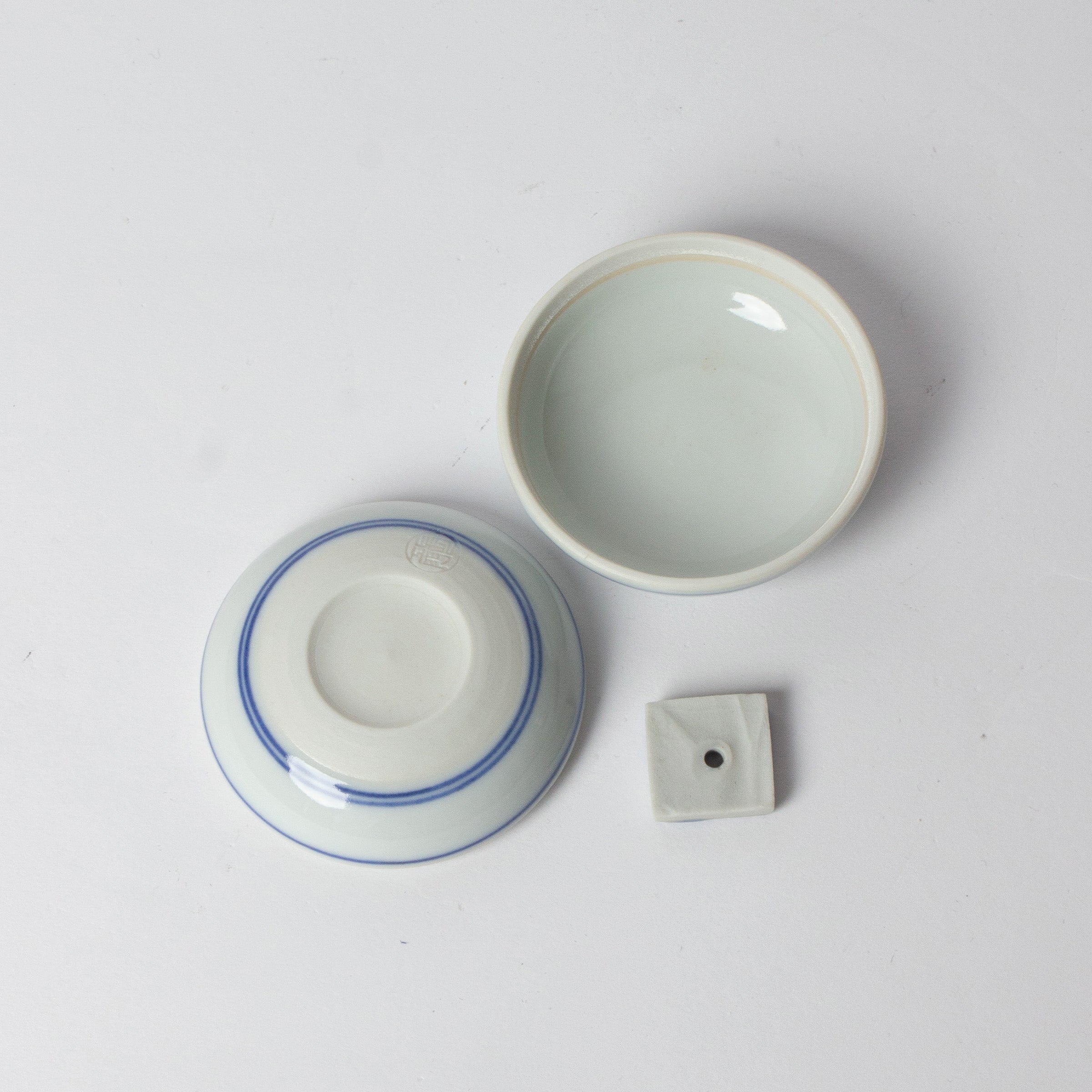Kōgō en porcelaine sometsuke de Kamide Chōemon et nerikō (billes d’encens) japonais