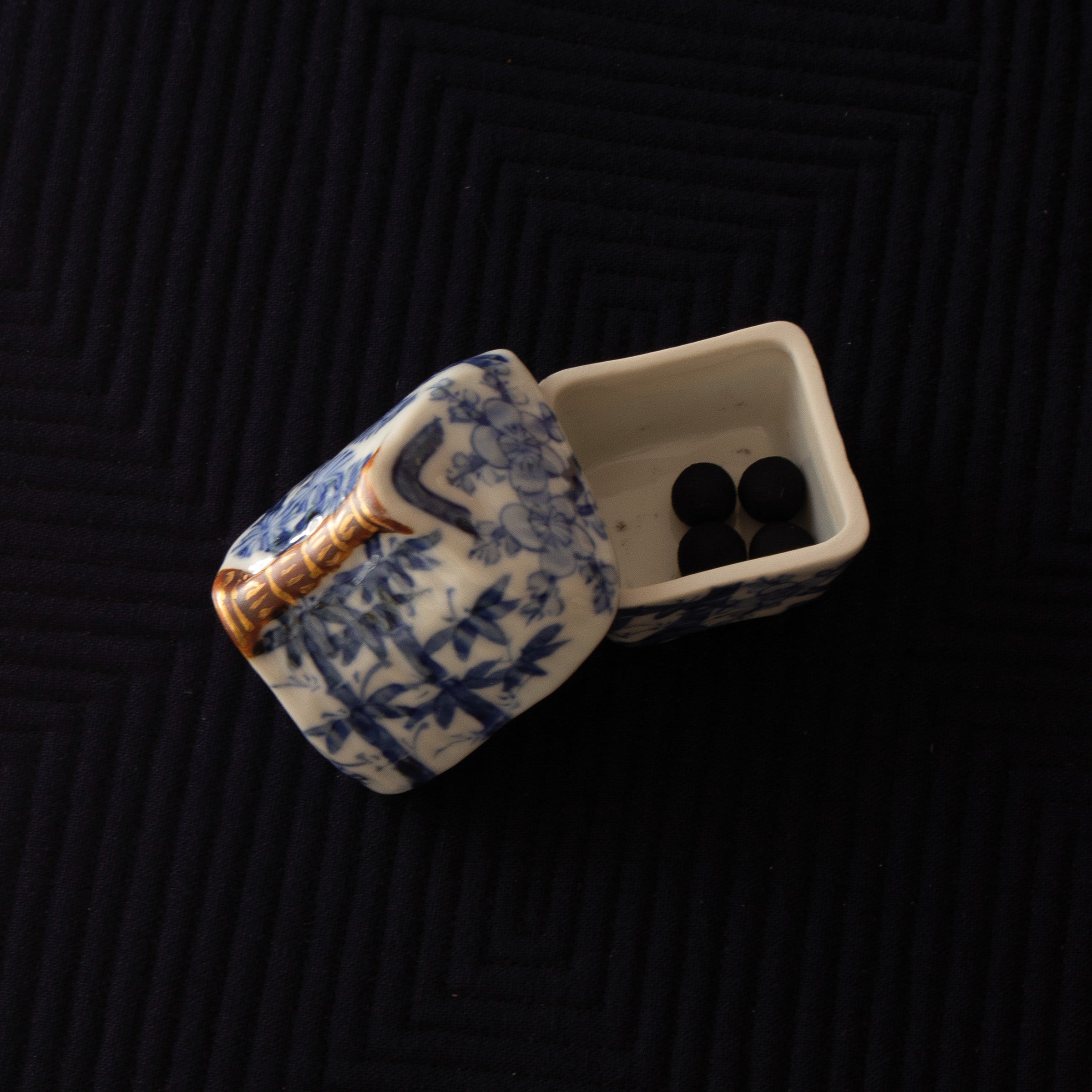 Kōgō en porcelaine sometsuke de Takano Shōami et nerikō (billes d’encens) japonais