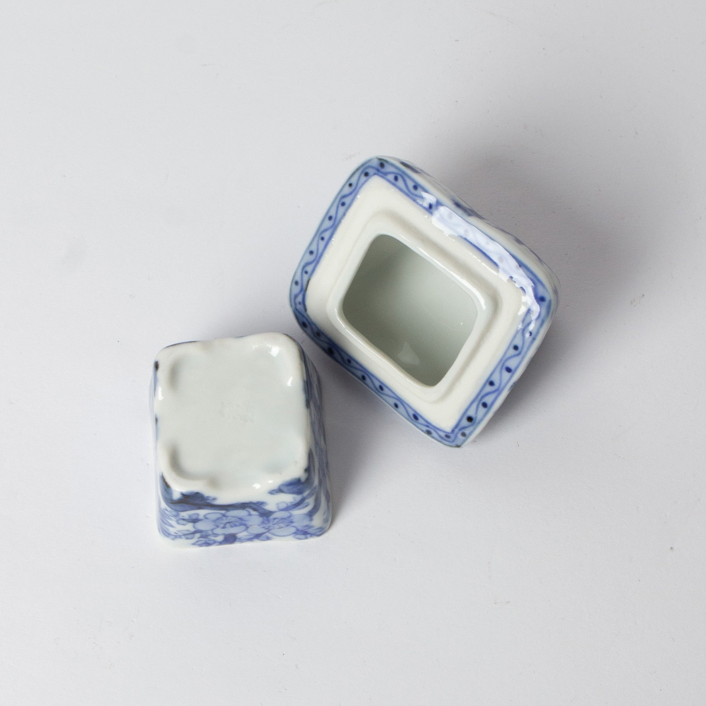 Kōgō en porcelaine sometsuke de Takano Shōami et nerikō (billes d’encens) japonais