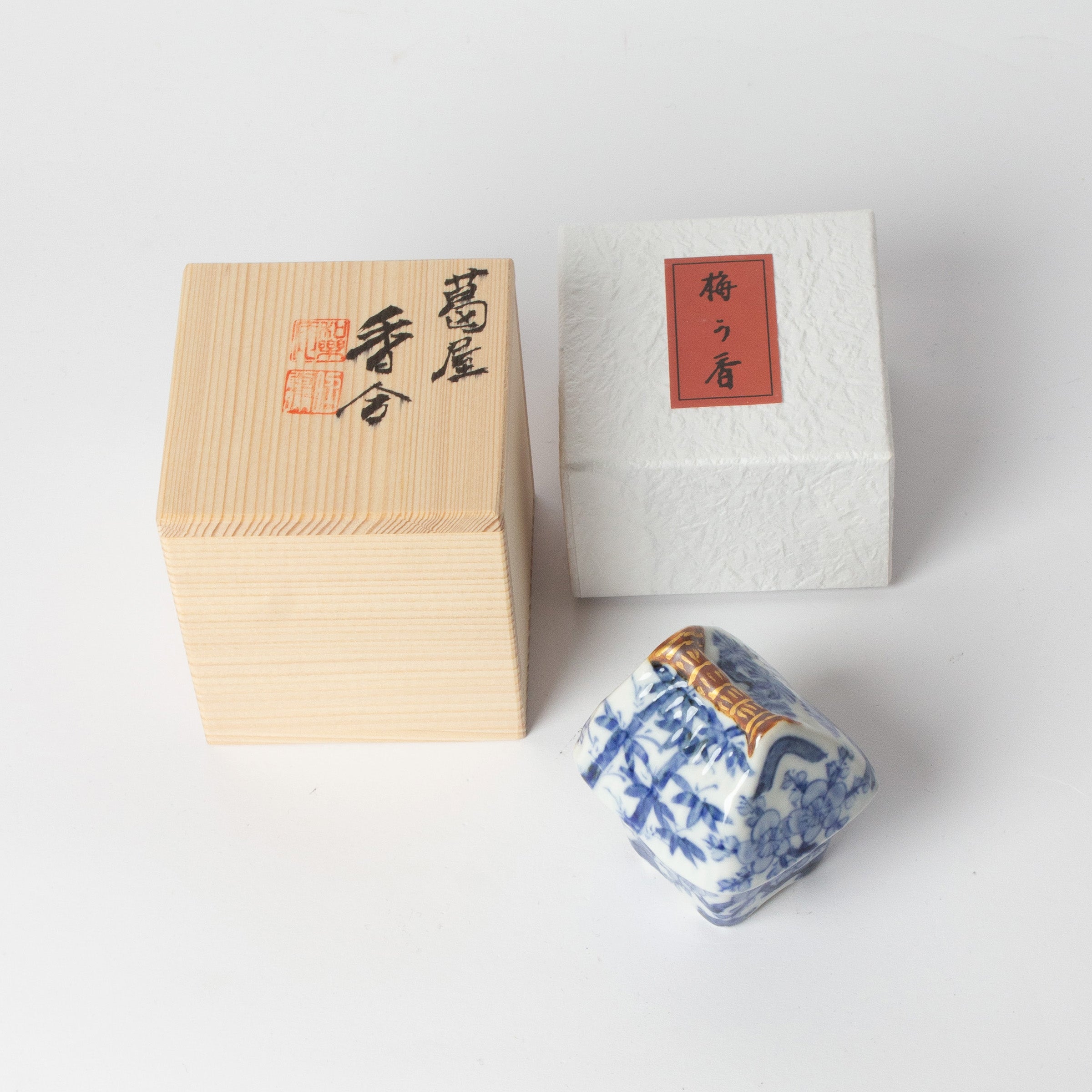 Kōgō en porcelaine sometsuke de Takano Shōami et nerikō (billes d’encens) japonais