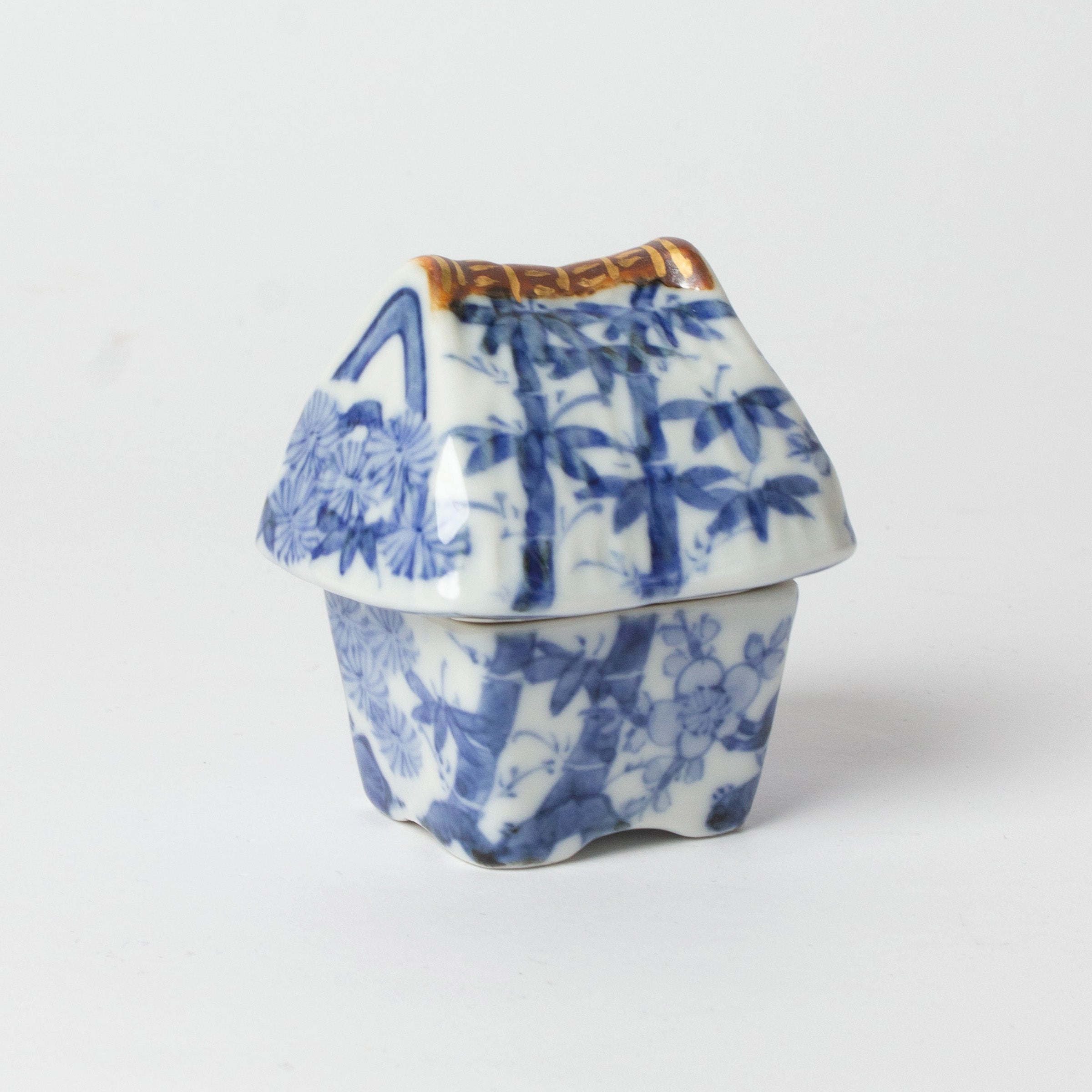 Kōgō en porcelaine sometsuke de Takano Shōami et nerikō (billes d’encens) japonais