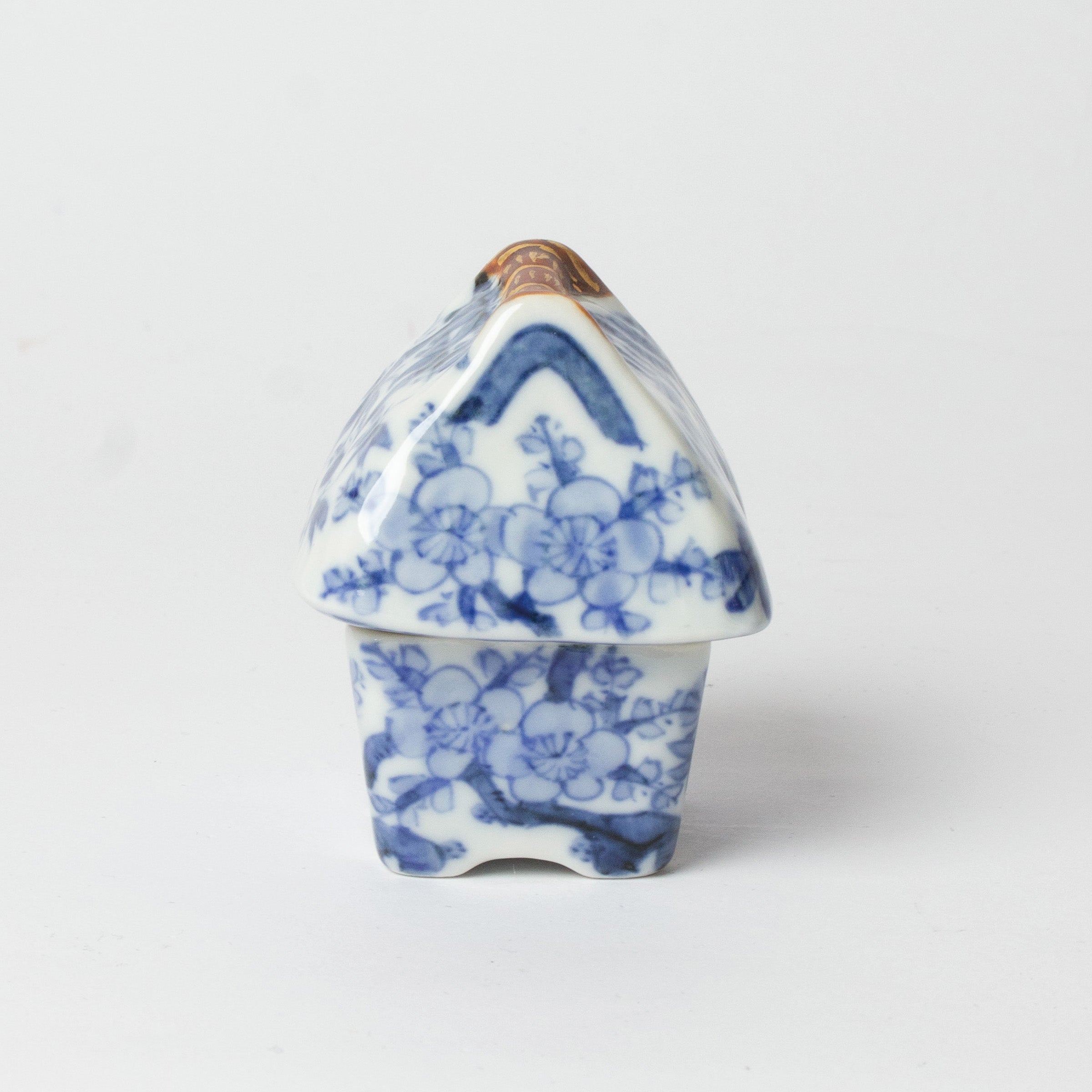 Kōgō en porcelaine sometsuke de Takano Shōami et nerikō (billes d’encens) japonais