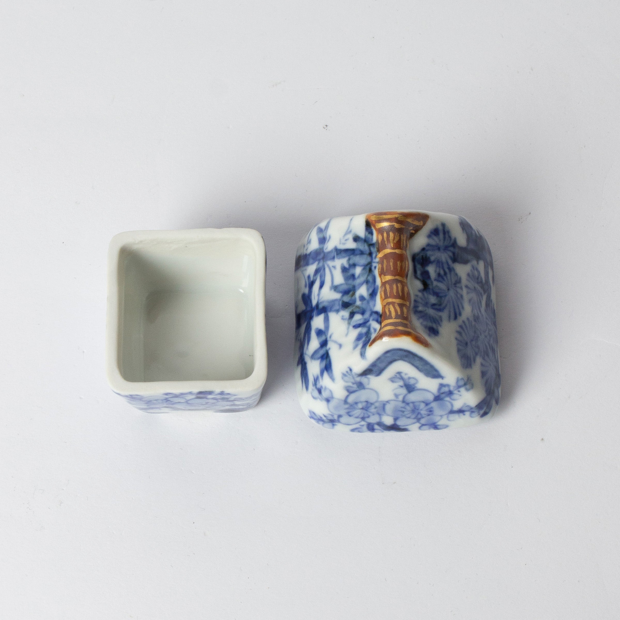 Kōgō en porcelaine sometsuke de Takano Shōami et nerikō (billes d’encens) japonais