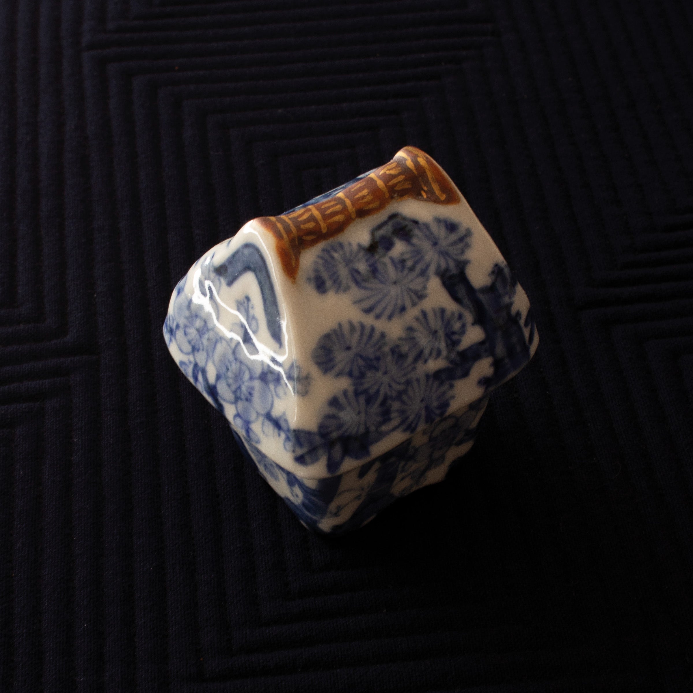 Kōgō en porcelaine sometsuke de Takano Shōami et nerikō (billes d’encens) japonais