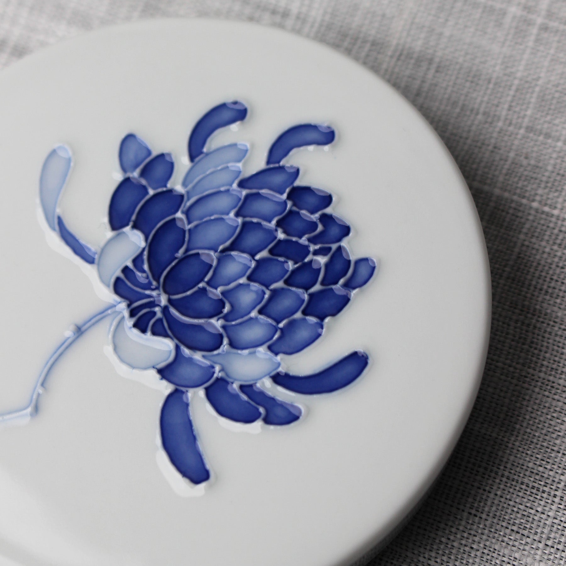 Mini assiette de présentation en Porcelaine Blanche et Chrysanthème Bleu de Jeon Sang Woo