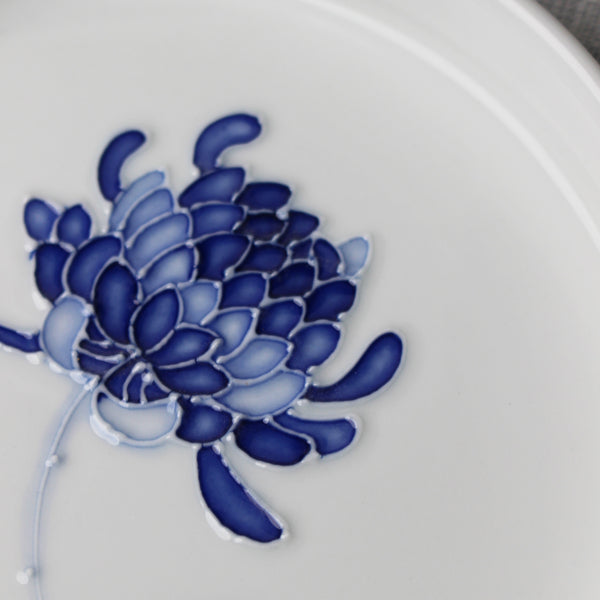 Assiette à bords hauts en Porcelaine Blanche et Chrysanthème Bleu de Jeon Sang Woo
