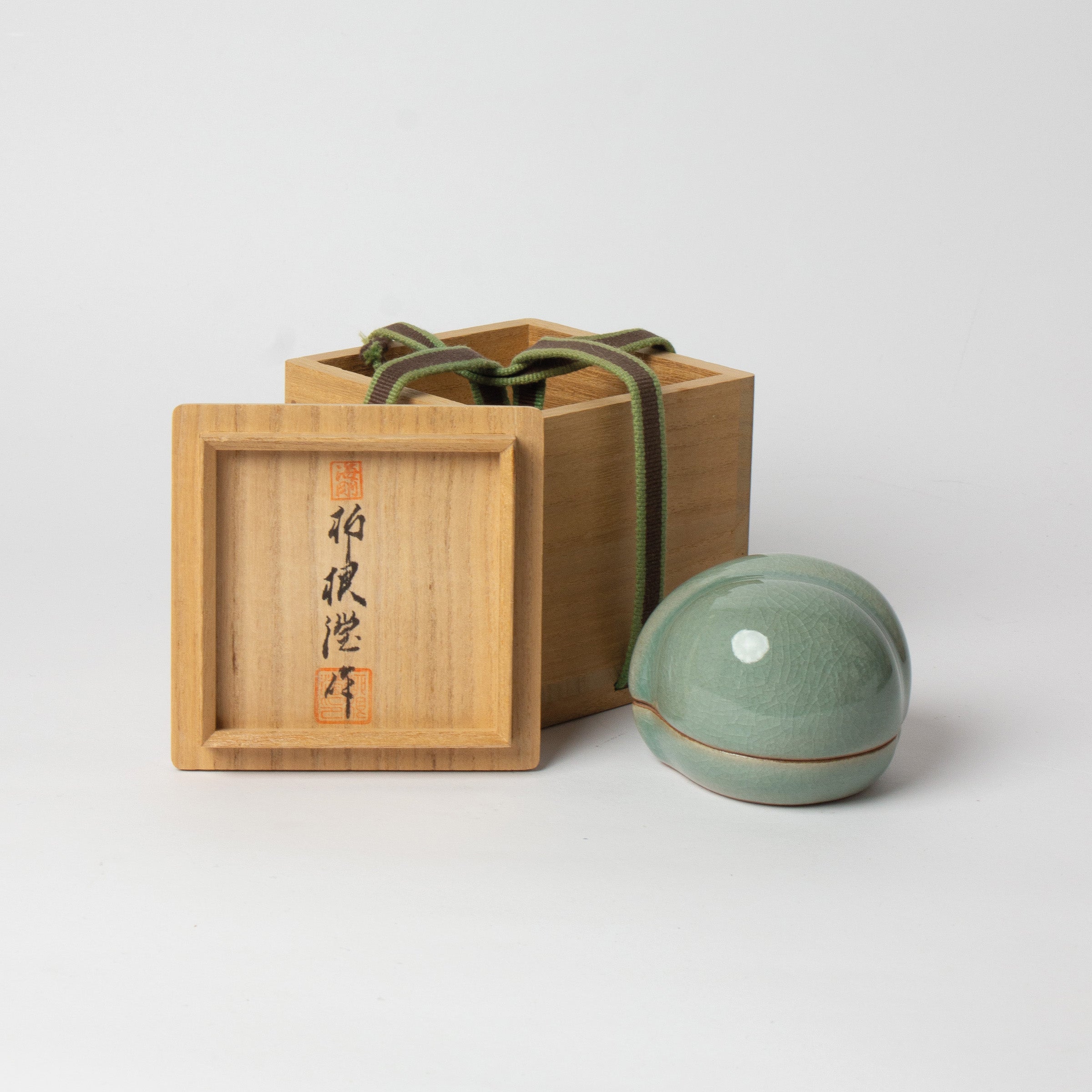 Kōgō en céladon coréen de Yoo Haegang, patrimoine culturel immatériel n°13, et nerikō (billes d’encens)