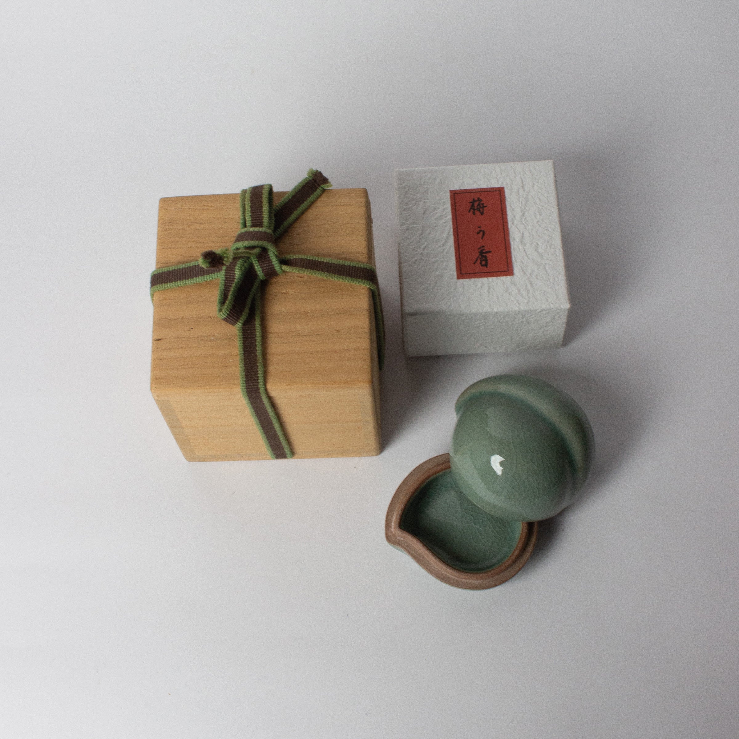 Kōgō en céladon coréen de Yoo Haegang, patrimoine culturel immatériel n°13, et nerikō (billes d’encens)