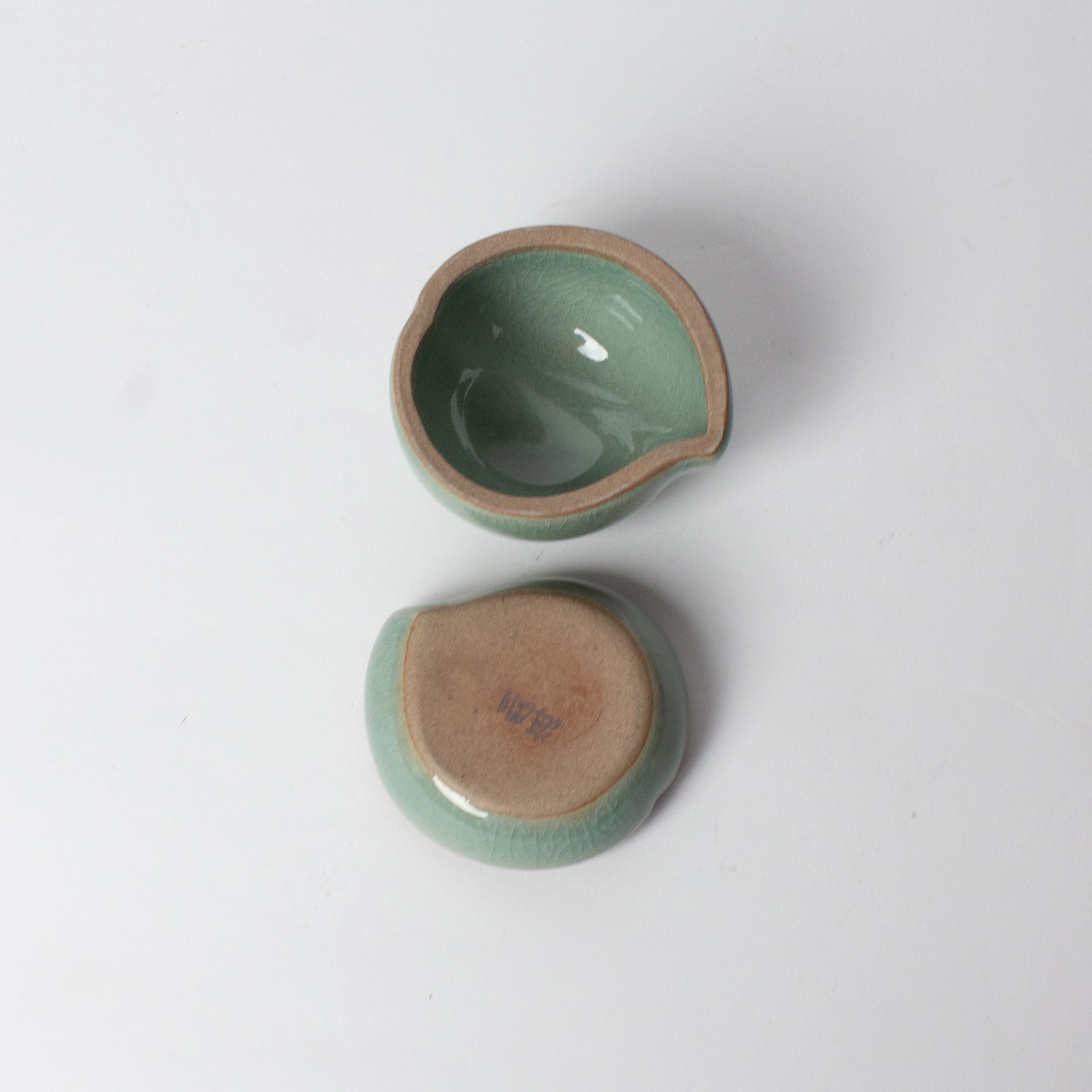 Kōgō en céladon coréen de Yoo Haegang, patrimoine culturel immatériel n°13, et nerikō (billes d’encens)