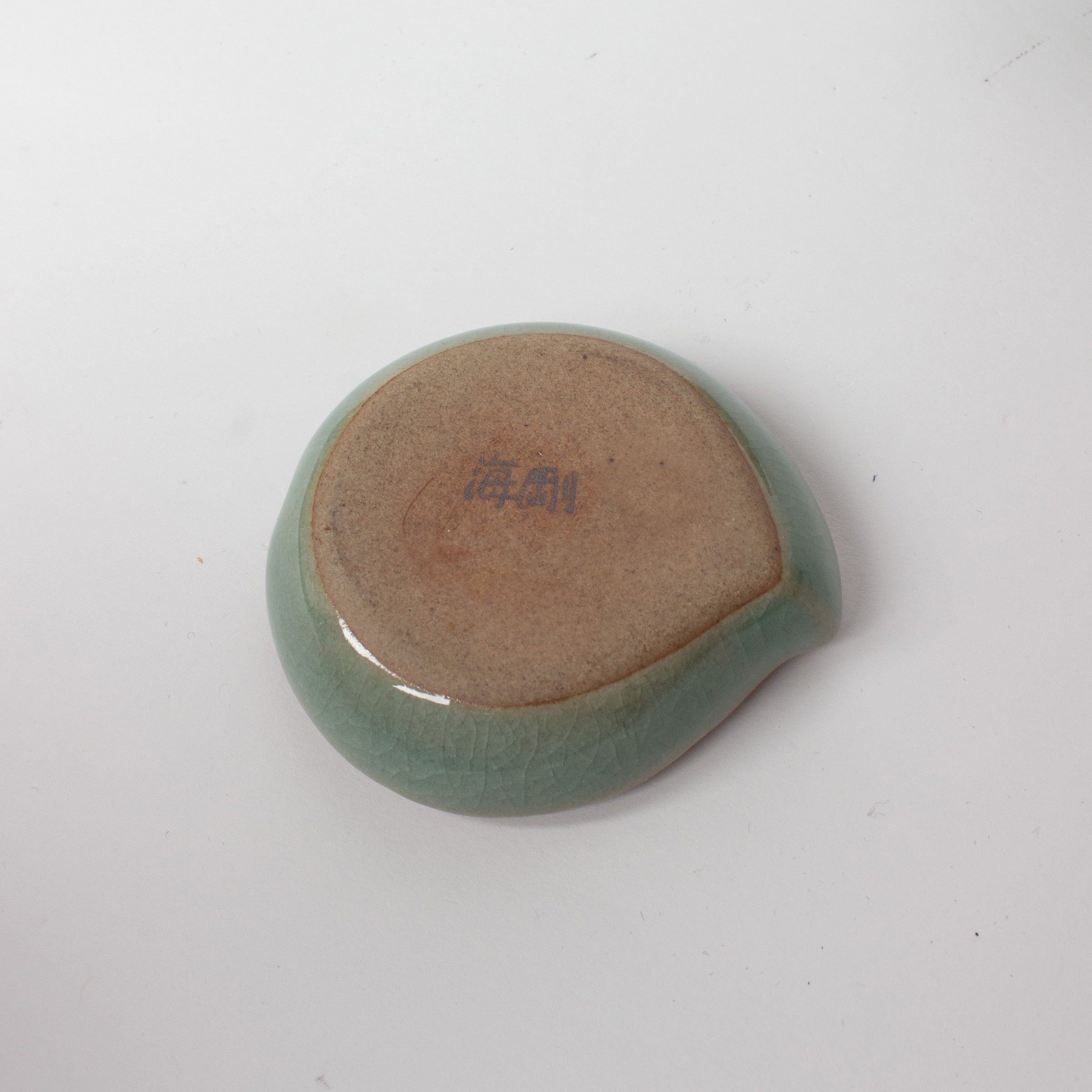 Kōgō en céladon coréen de Yoo Haegang, patrimoine culturel immatériel n°13, et nerikō (billes d’encens)