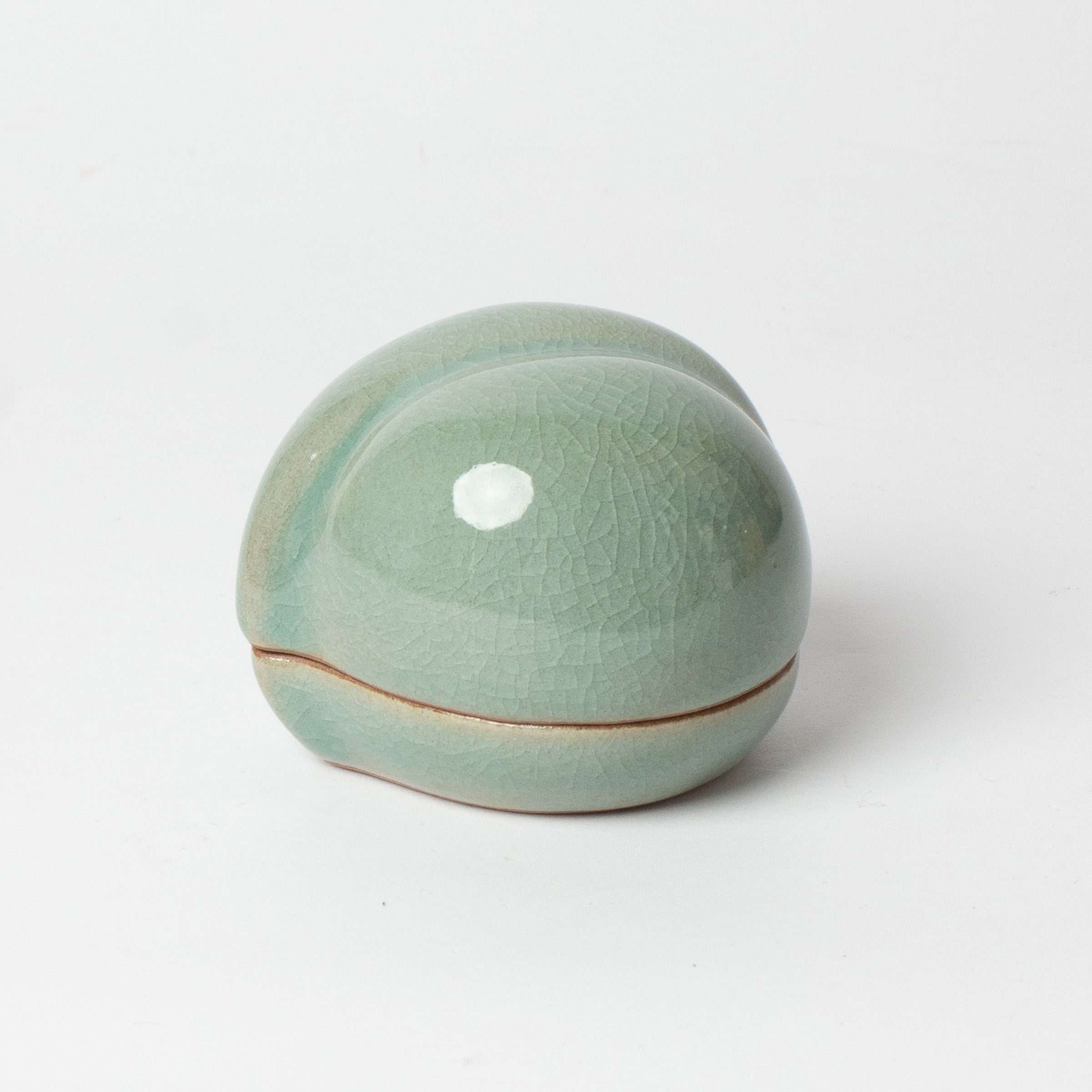 Kōgō en céladon coréen de Yoo Haegang, patrimoine culturel immatériel n°13, et nerikō (billes d’encens)