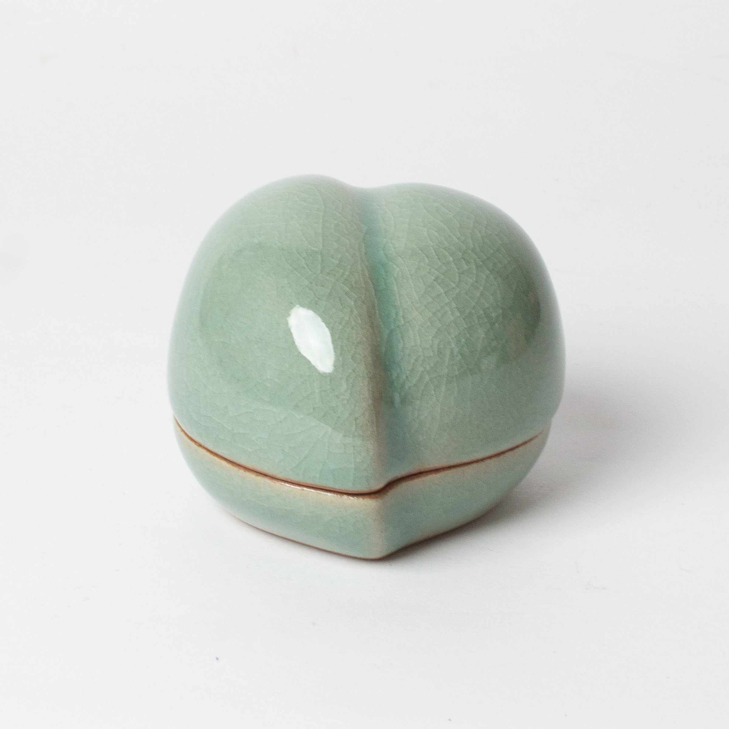 Kōgō en céladon coréen de Yoo Haegang, patrimoine culturel immatériel n°13, et nerikō (billes d’encens)