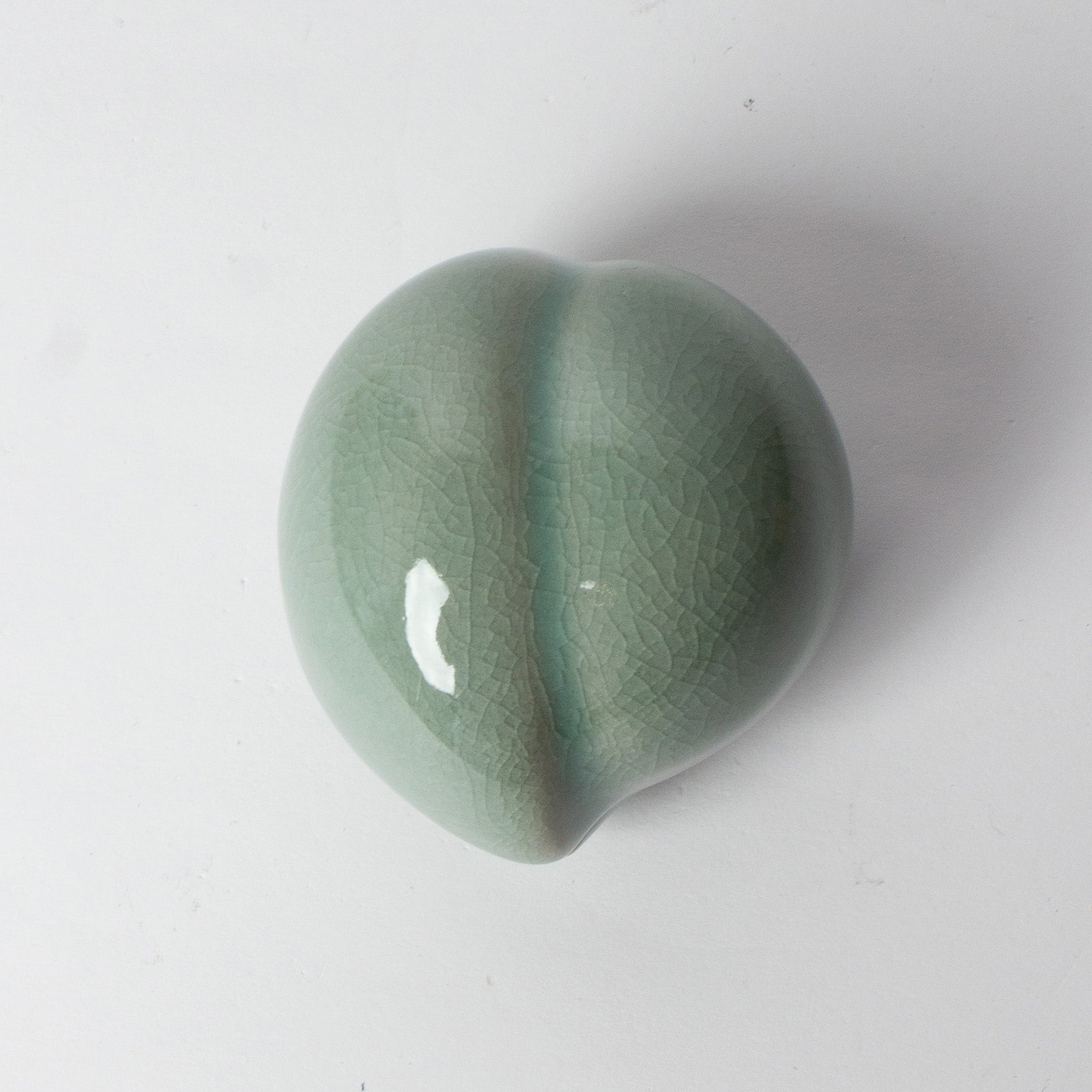 Kōgō en céladon coréen de Yoo Haegang, patrimoine culturel immatériel n°13, et nerikō (billes d’encens)