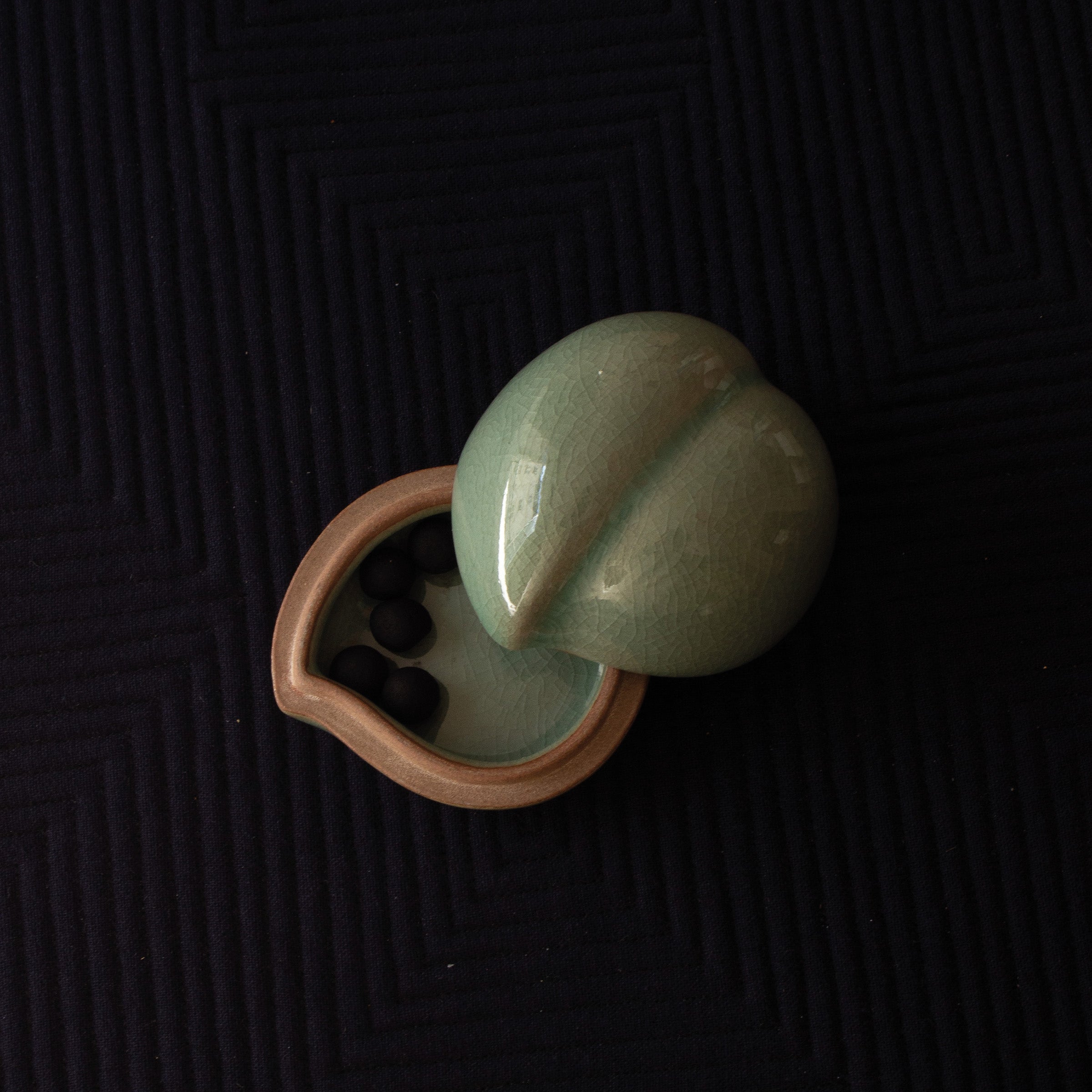 Kōgō en céladon coréen de Yoo Haegang, patrimoine culturel immatériel n°13, et nerikō (billes d’encens)