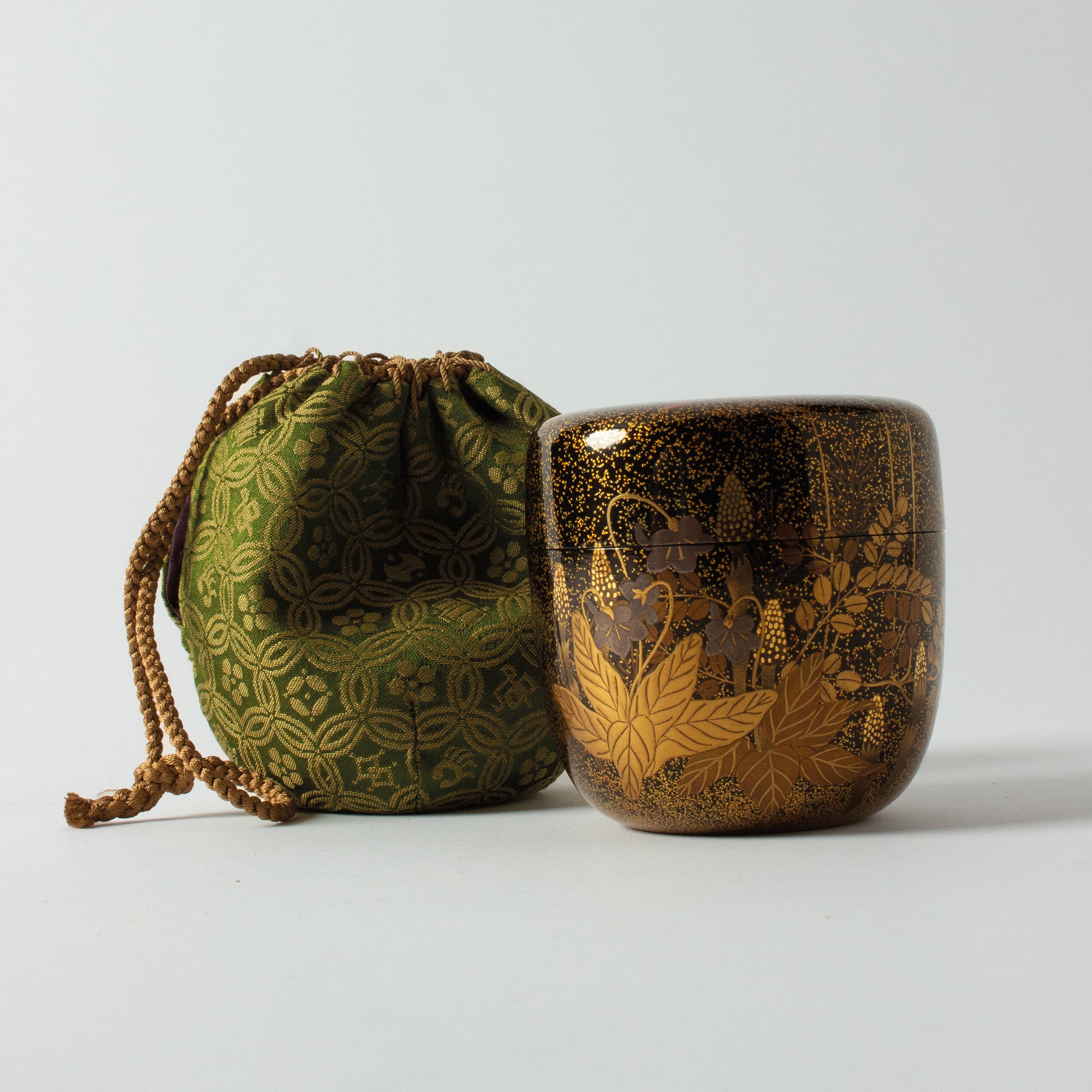 Natsume (boîte à thé) laque urushi japonaise et décor maki-e poudre d'or, motif hana (fleurs)