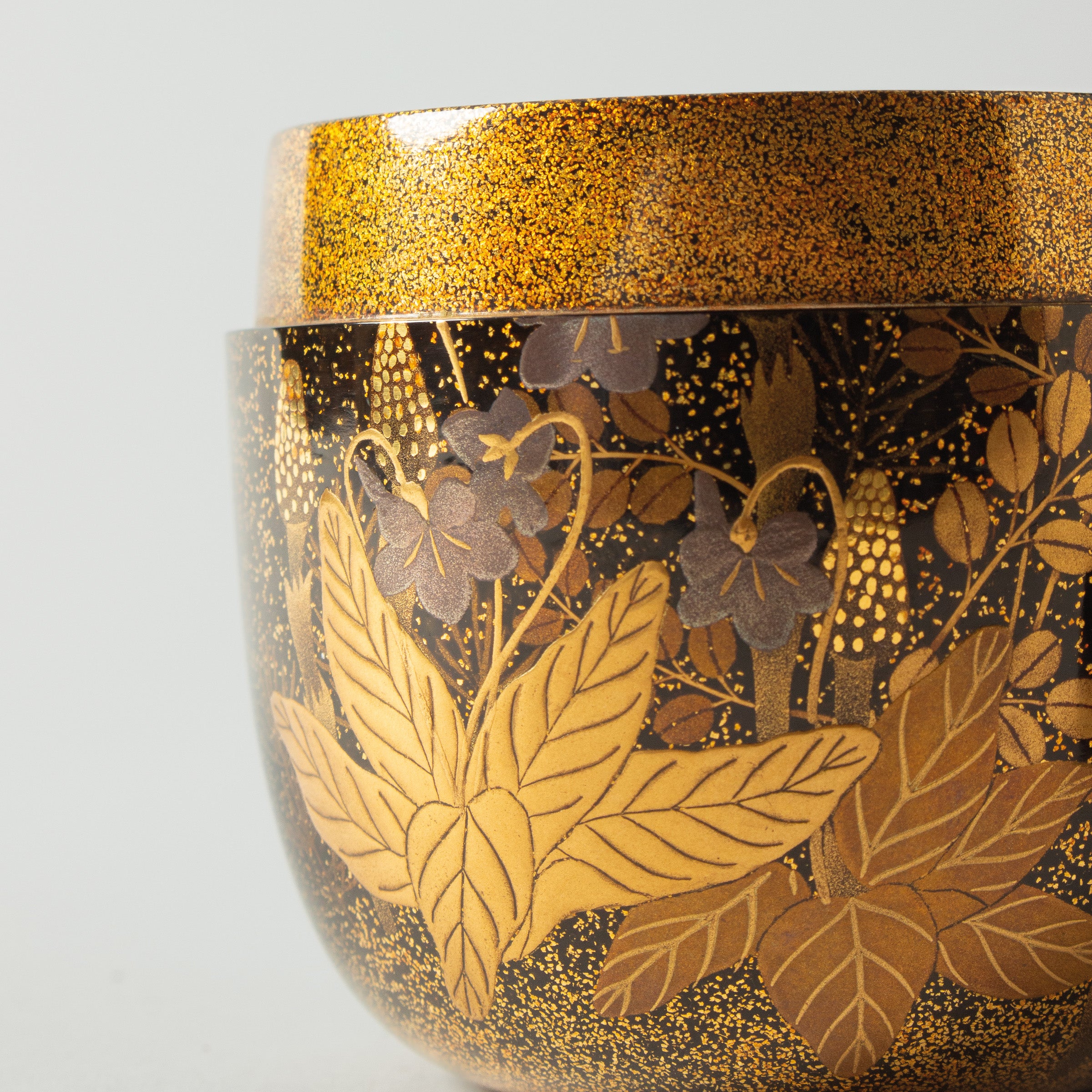 Natsume (boîte à thé) laque urushi japonaise et décor maki-e poudre d'or, motif hana (fleurs)