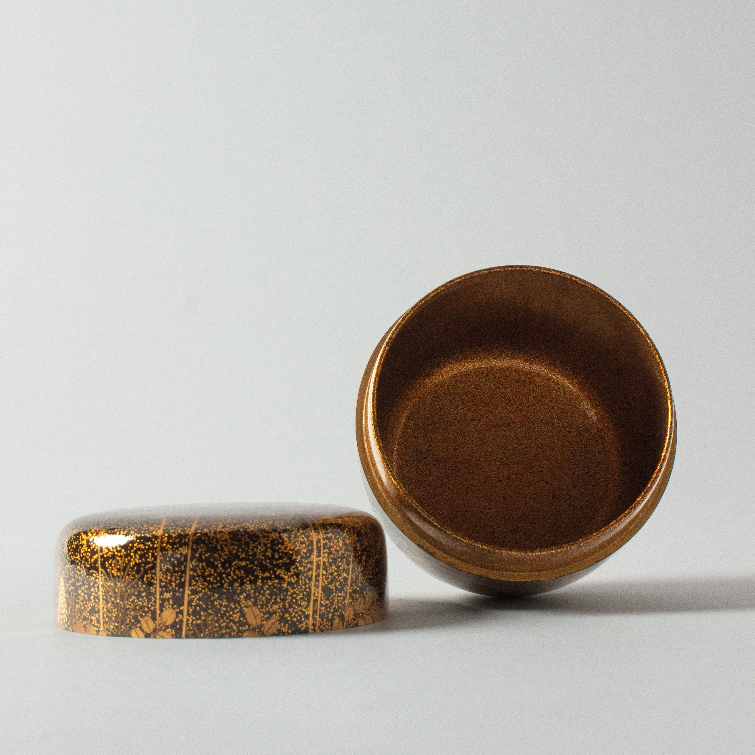 Natsume (boîte à thé) laque urushi japonaise et décor maki-e poudre d'or, motif hana (fleurs)