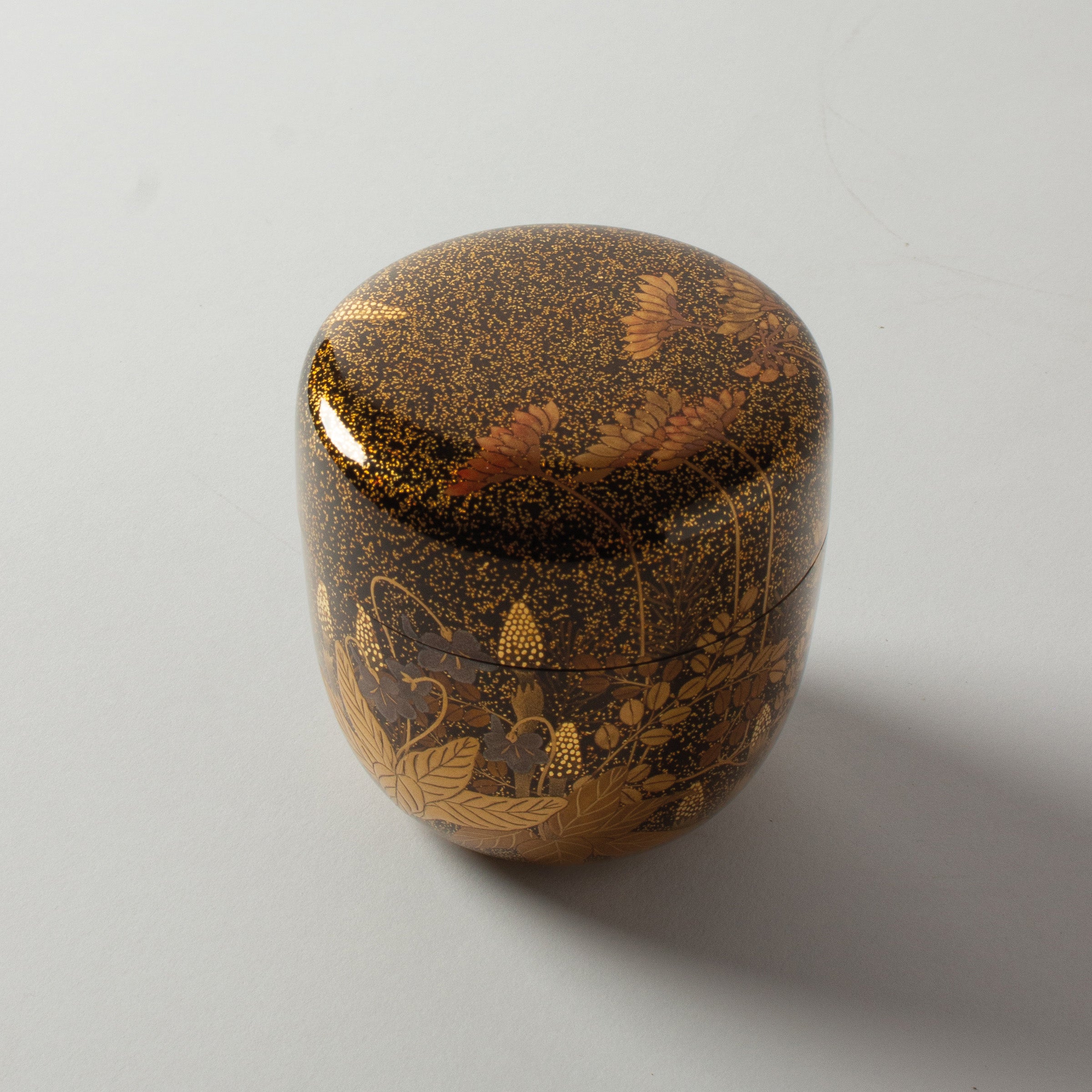 Natsume (boîte à thé) laque urushi japonaise et décor maki-e poudre d'or, motif hana (fleurs)