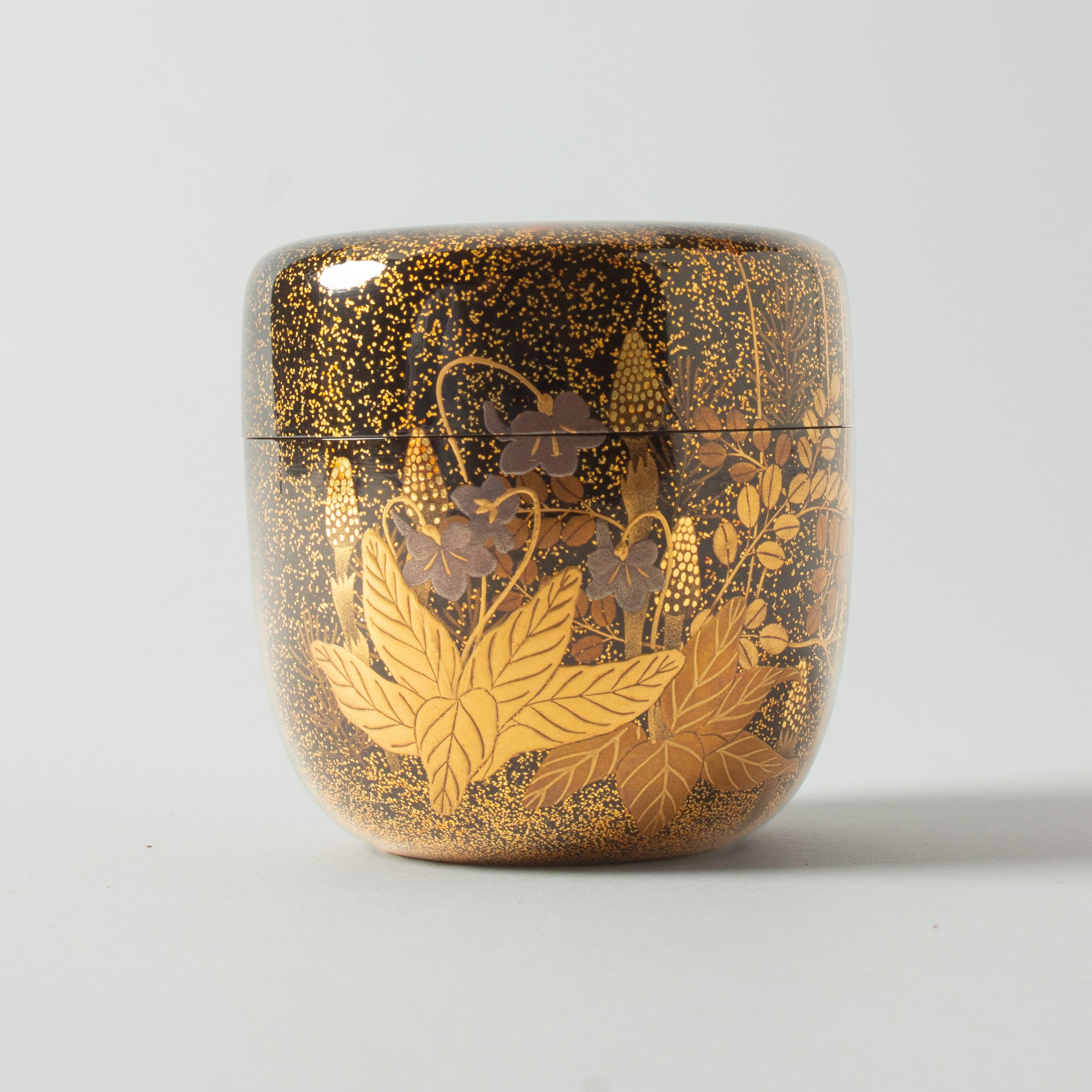 Natsume (boîte à thé) laque urushi japonaise et décor maki-e poudre d'or, motif hana (fleurs)