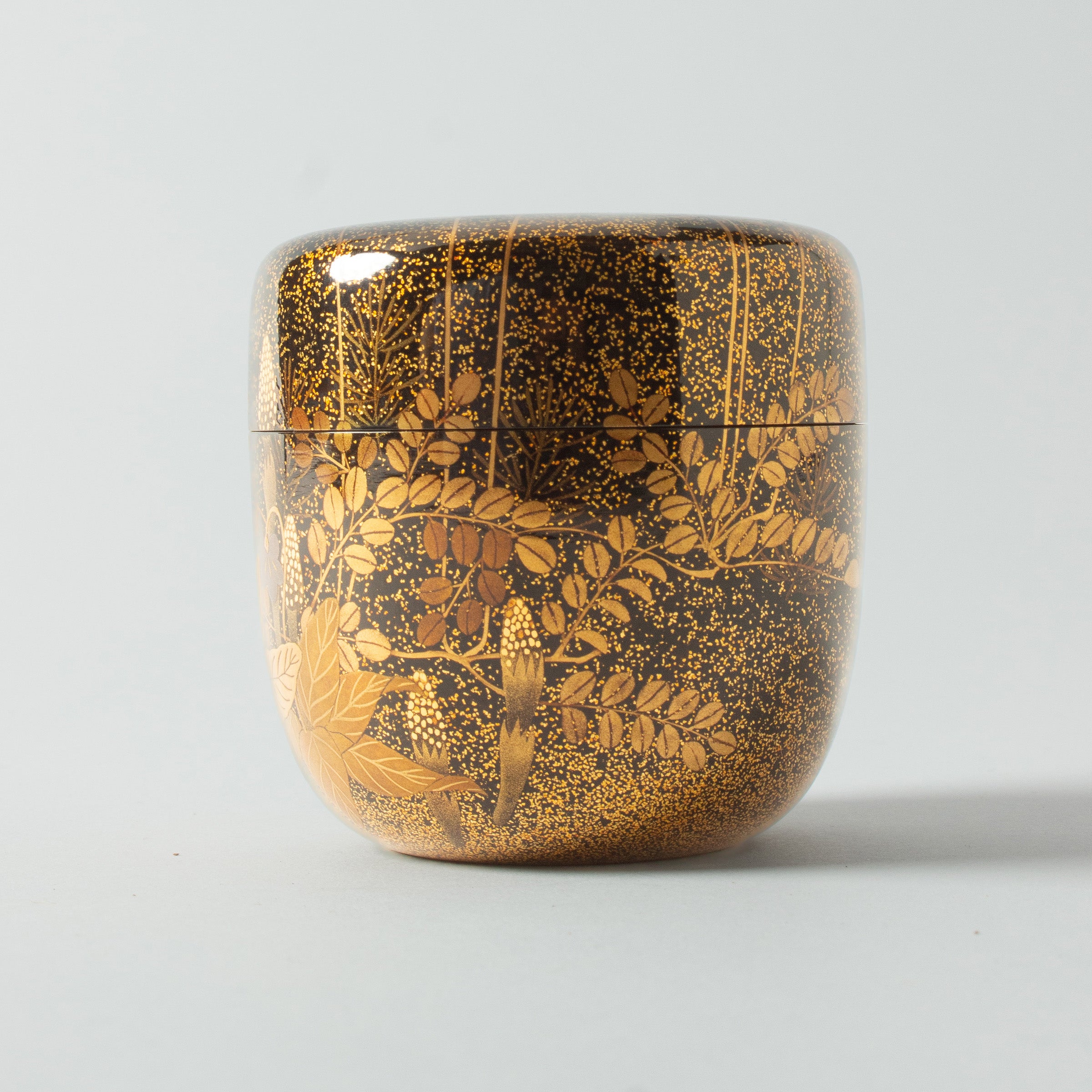 Natsume (boîte à thé) laque urushi japonaise et décor maki-e poudre d'or, motif hana (fleurs)