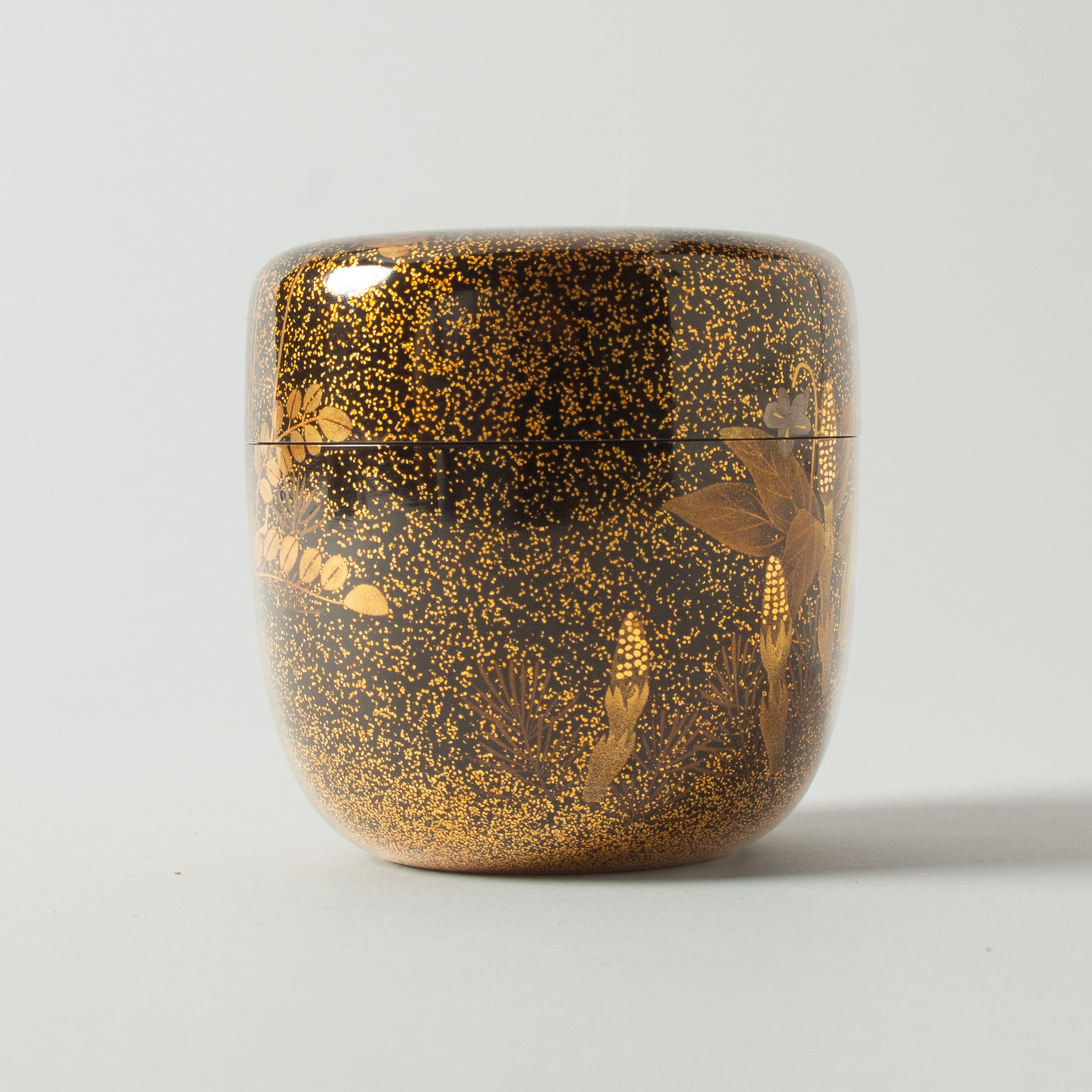 Natsume (boîte à thé) laque urushi japonaise et décor maki-e poudre d'or, motif hana (fleurs)