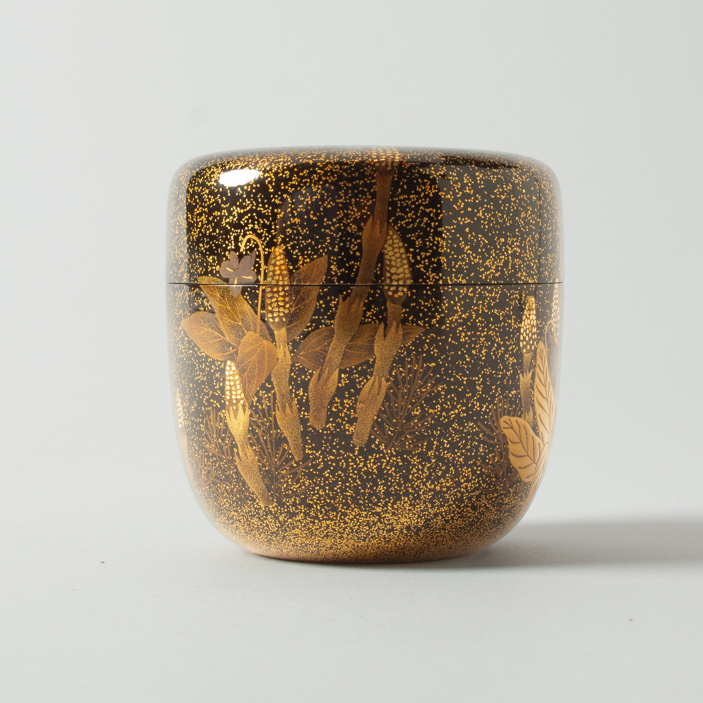 Natsume (boîte à thé) laque urushi japonaise et décor maki-e poudre d'or, motif hana (fleurs)