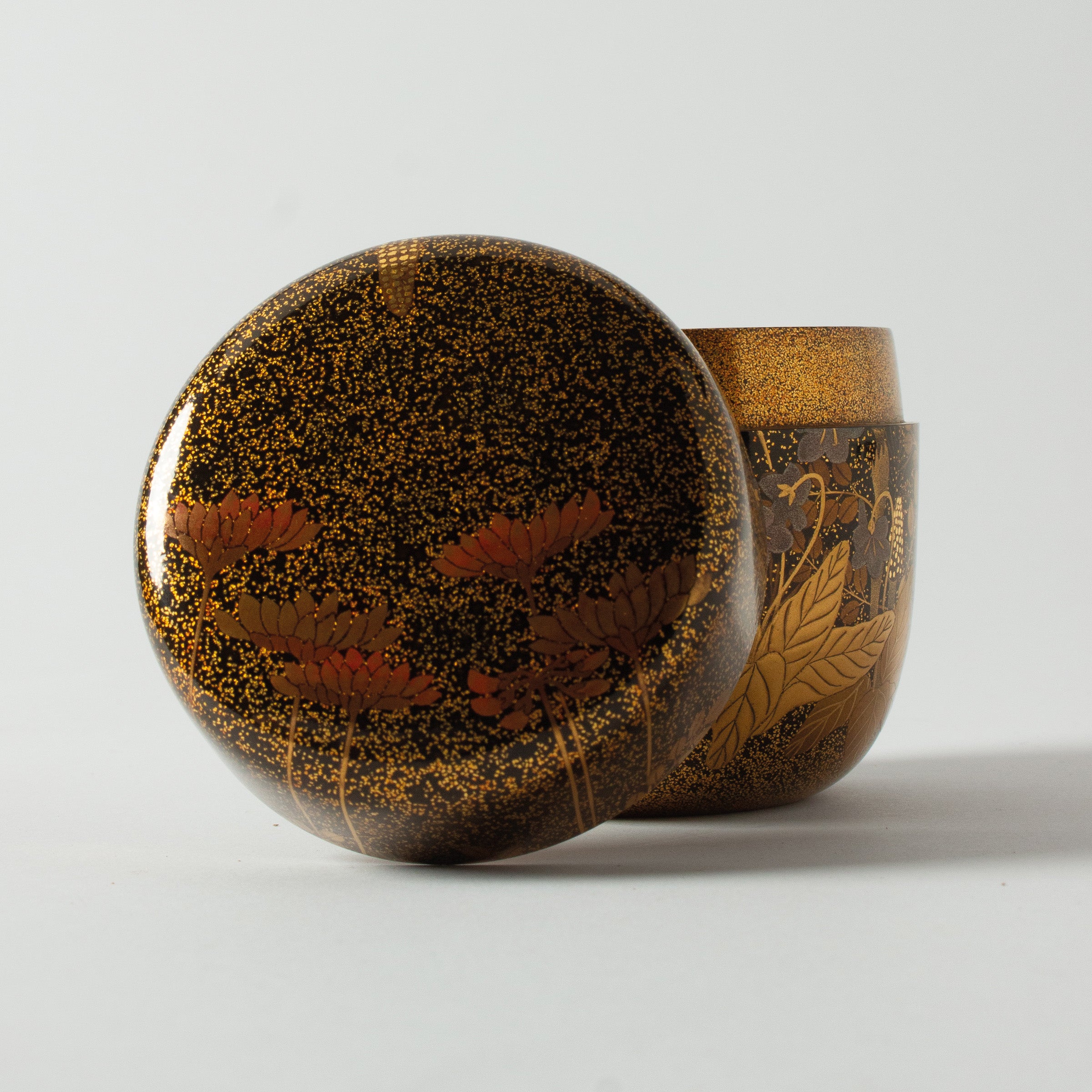 Natsume (boîte à thé) laque urushi japonaise et décor maki-e poudre d'or, motif hana (fleurs)