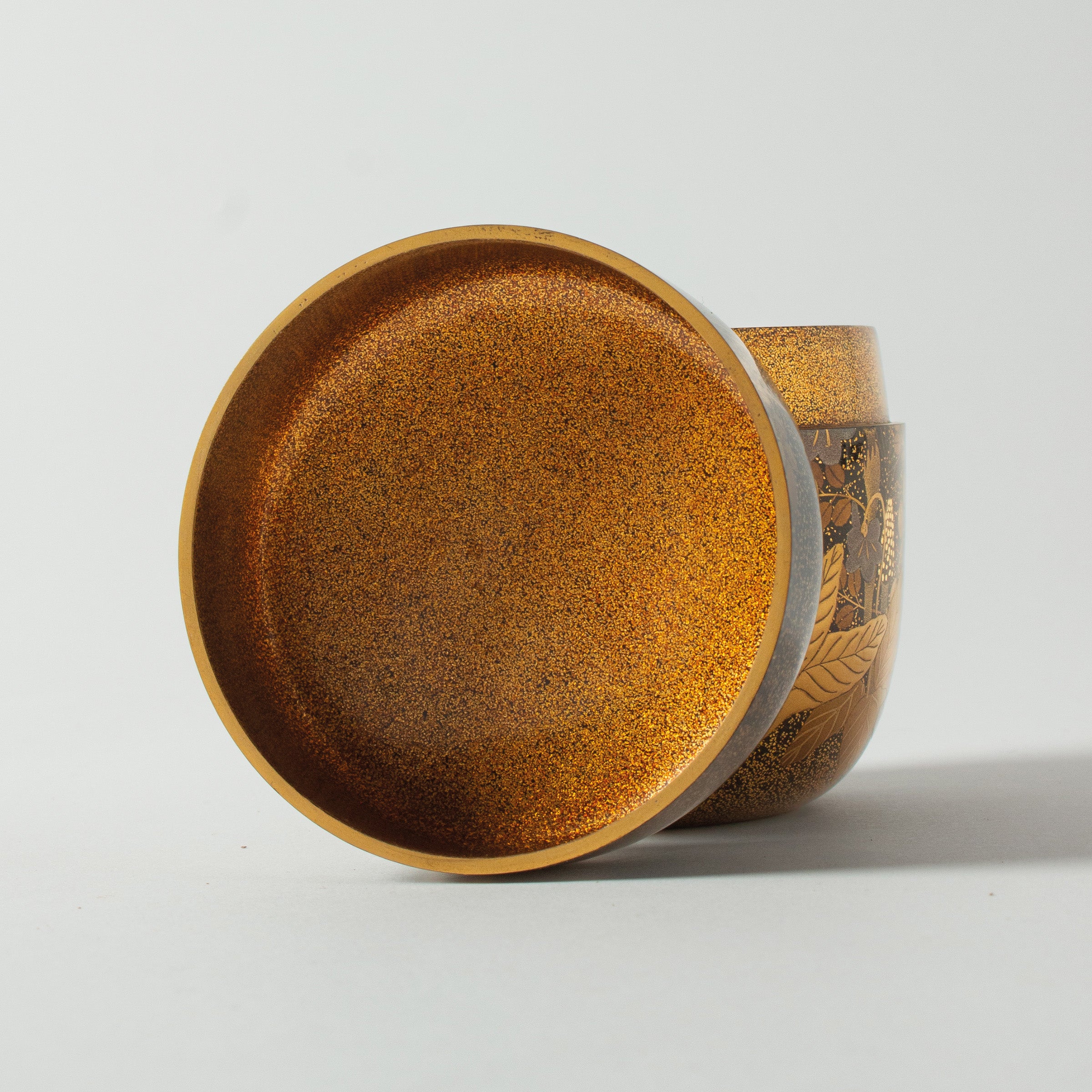 Natsume (boîte à thé) laque urushi japonaise et décor maki-e poudre d'or, motif hana (fleurs)