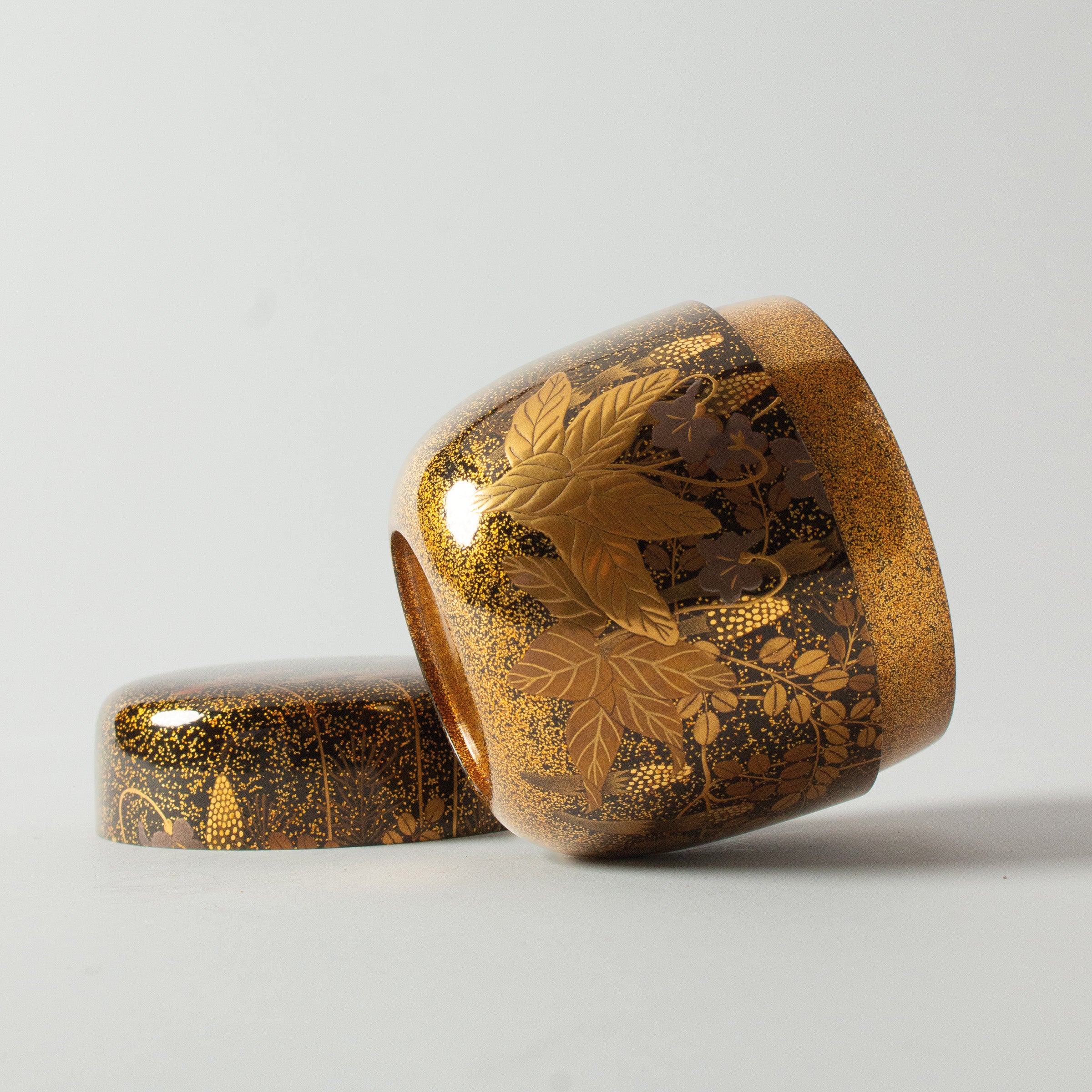 Natsume (boîte à thé) laque urushi japonaise et décor maki-e poudre d'or, motif hana (fleurs)