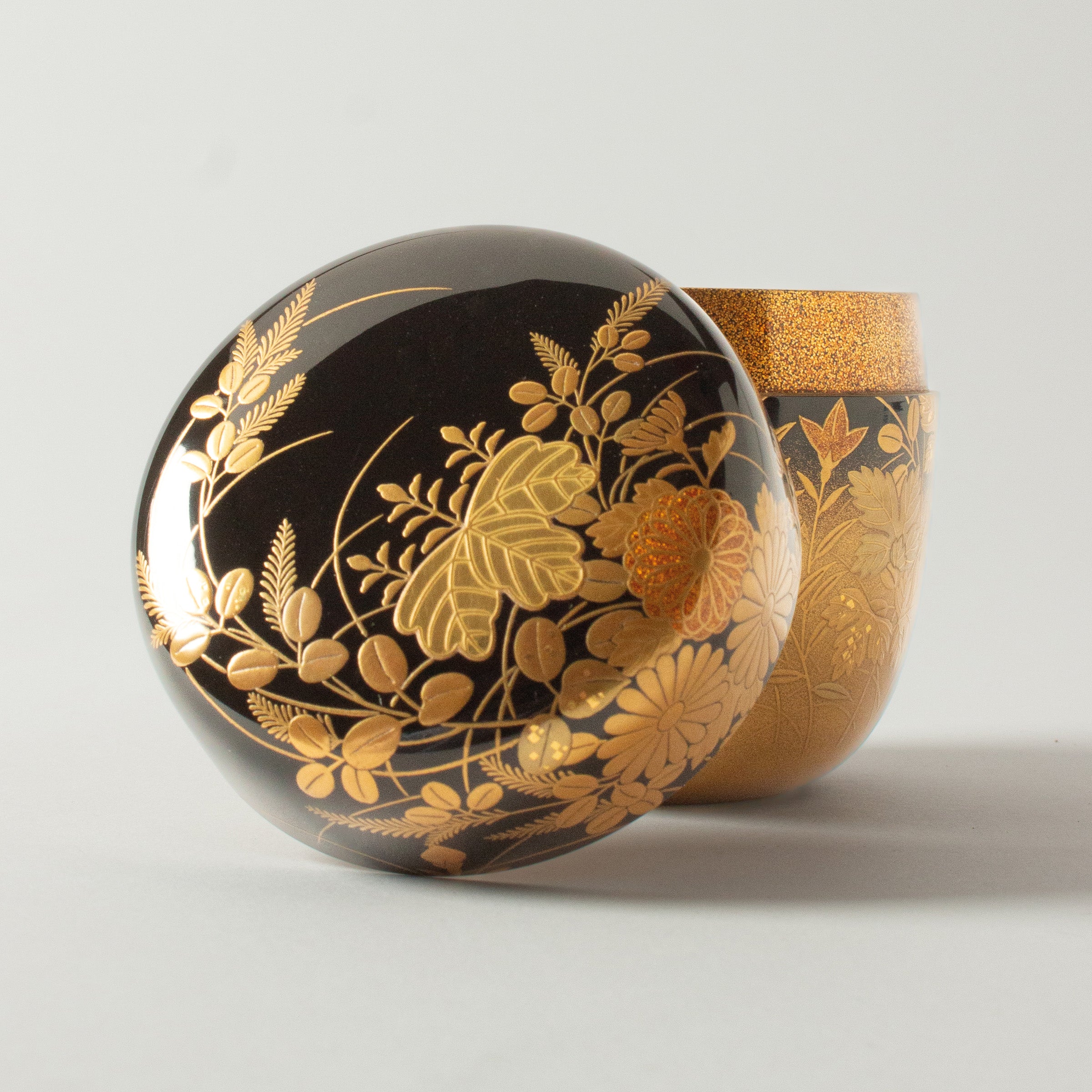 Natsume (boîte à thé) laque urushi japonaise et décor maki-e poudre d'or, motif kiri et kiku (paulownia et chrysanthèmes)