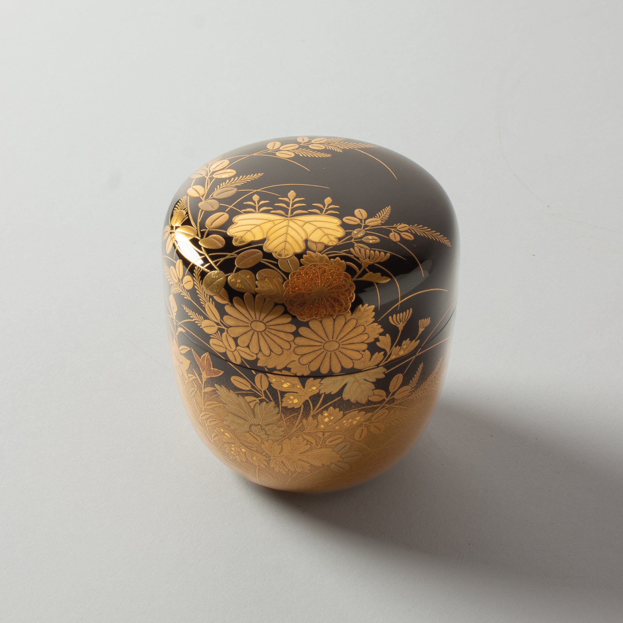 Natsume (boîte à thé) laque urushi japonaise et décor maki-e poudre d'or, motif kiri et kiku (paulownia et chrysanthèmes)