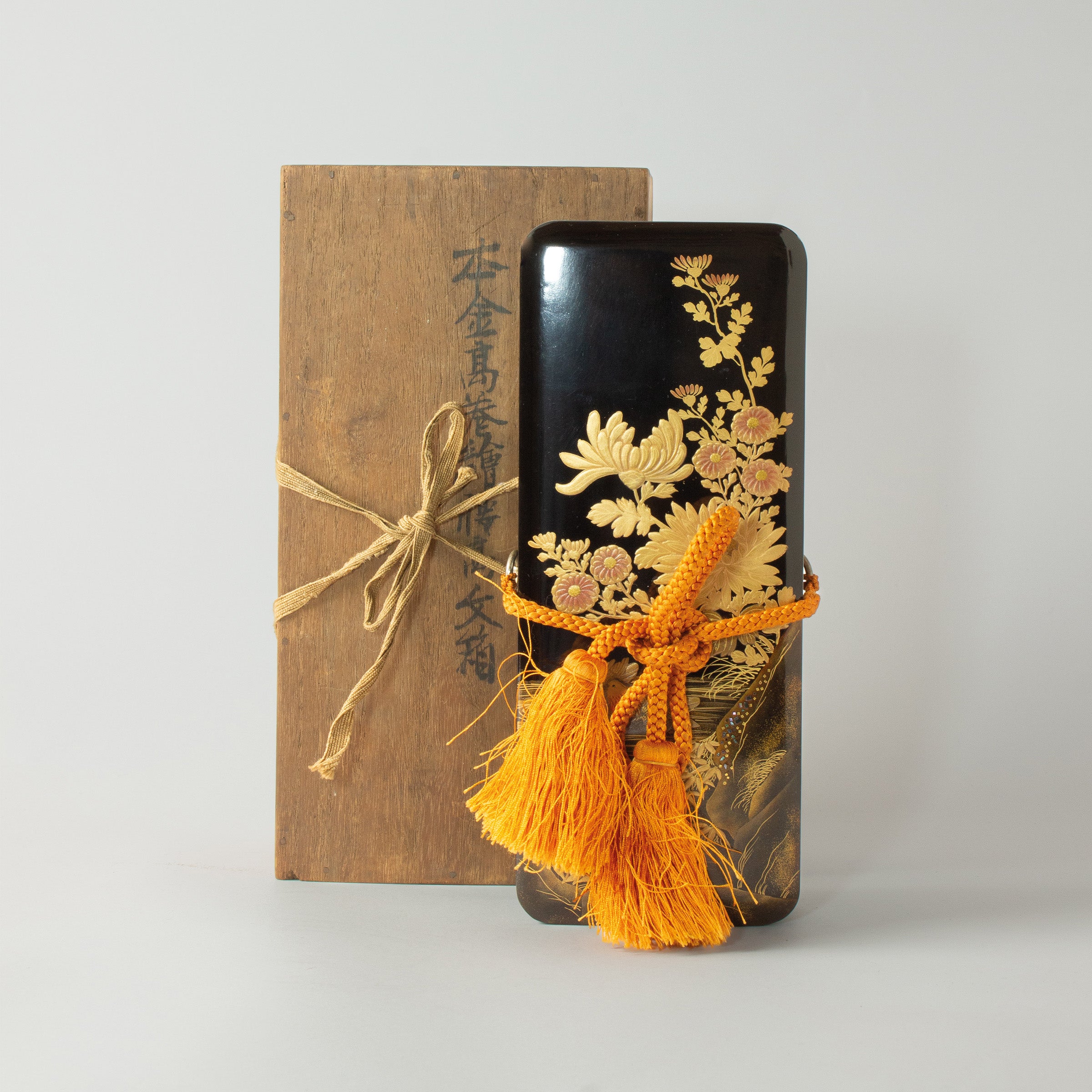 Boîte Tanzaku japonaise en laque urushi et makie poudre d'or