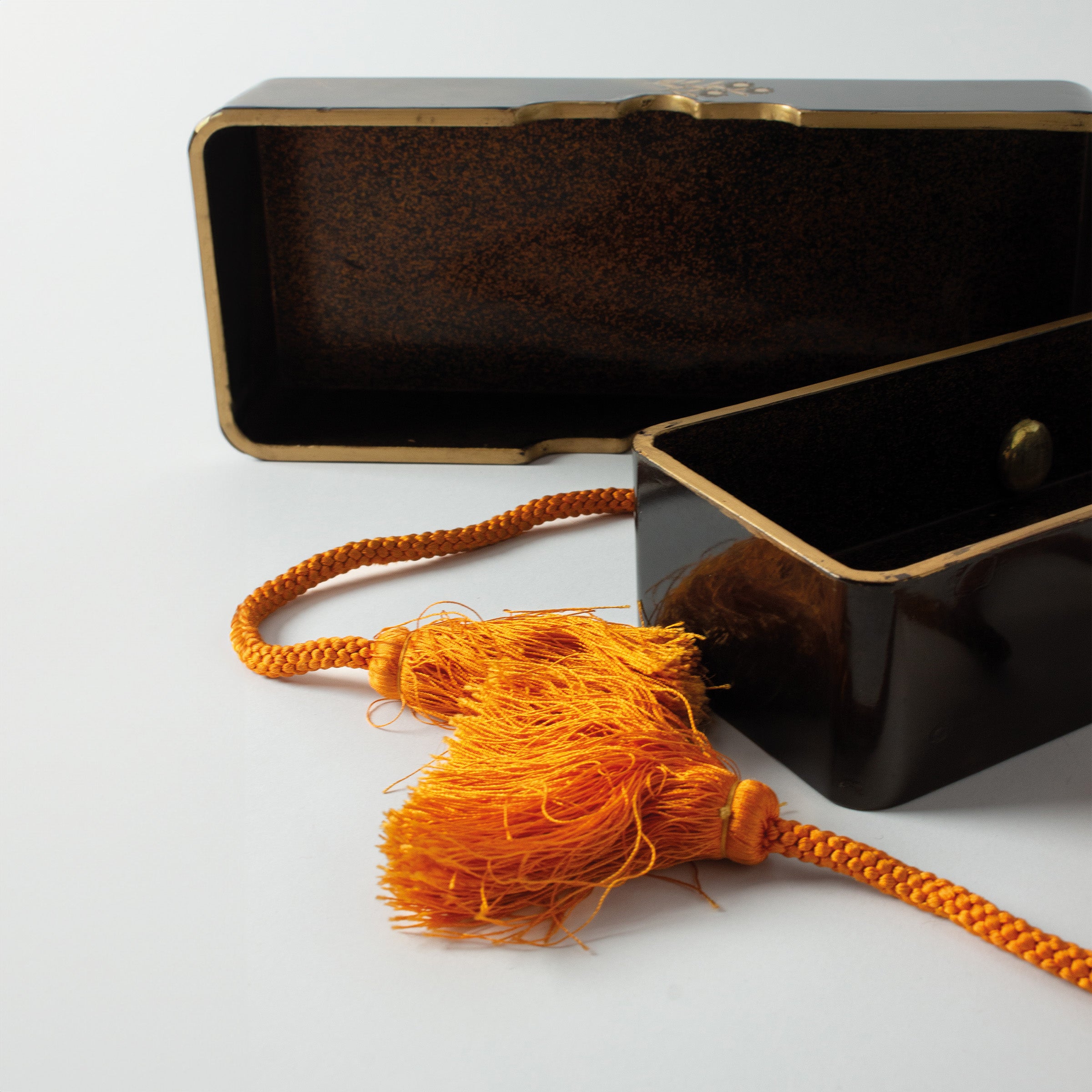Boîte Tanzaku japonaise en laque urushi et makie poudre d'or