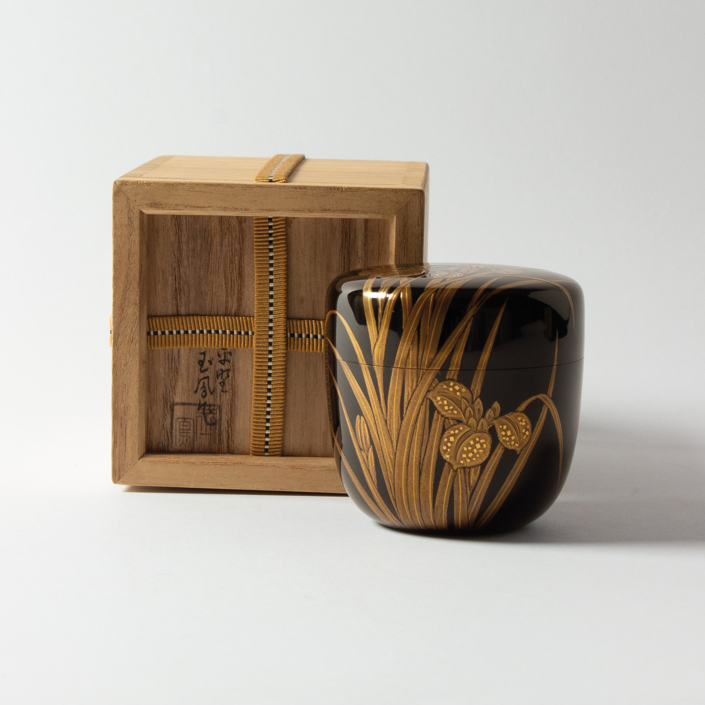 Natsume (boîte à thé) laque urushi japonaise et décor maki-e poudre d'or, motif kakitsubata (iris)