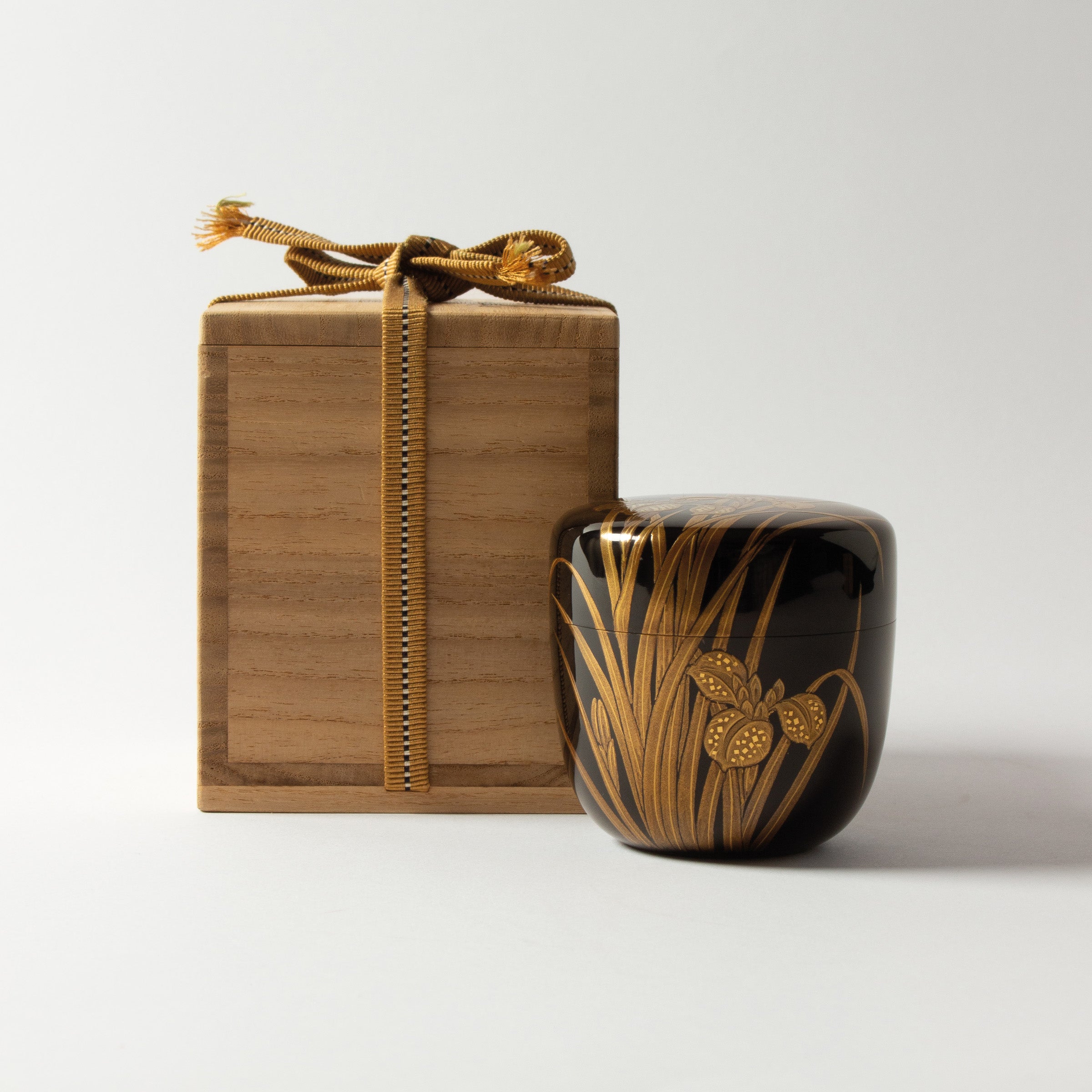 Natsume (boîte à thé) laque urushi japonaise et décor maki-e poudre d'or, motif kakitsubata (iris)