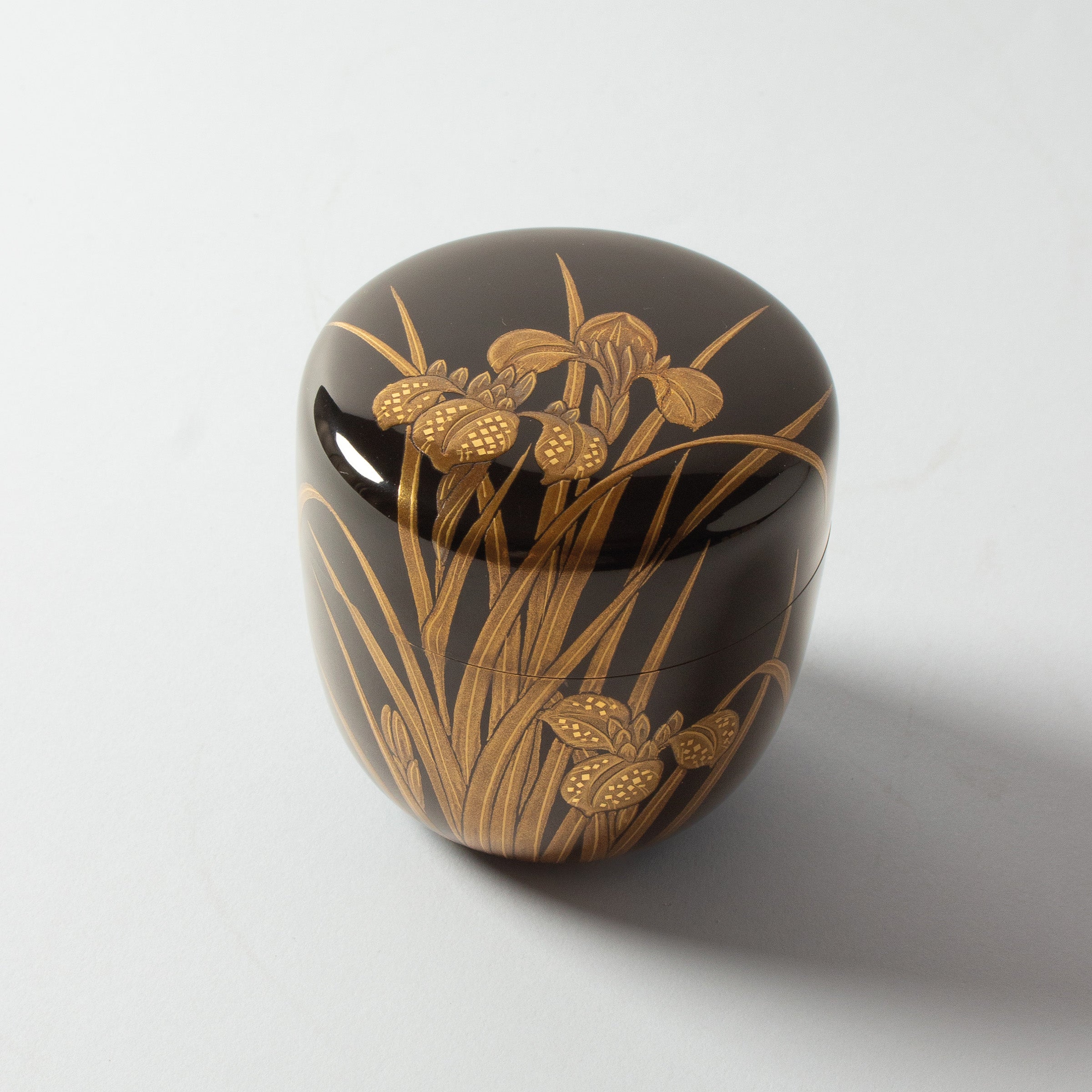 Natsume (boîte à thé) laque urushi japonaise et décor maki-e poudre d'or, motif kakitsubata (iris)