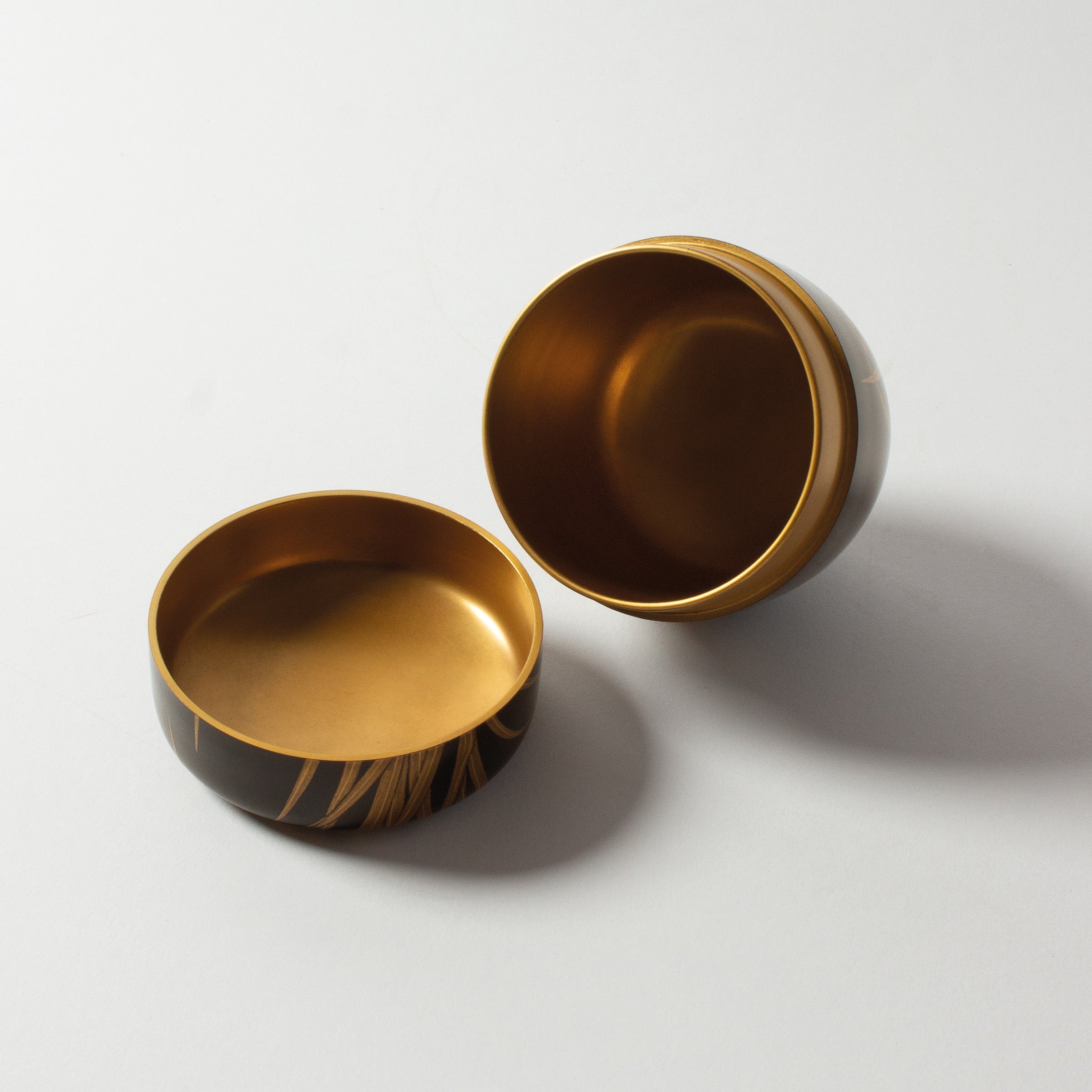 Natsume (boîte à thé) laque urushi japonaise et décor maki-e poudre d'or, motif kakitsubata (iris)