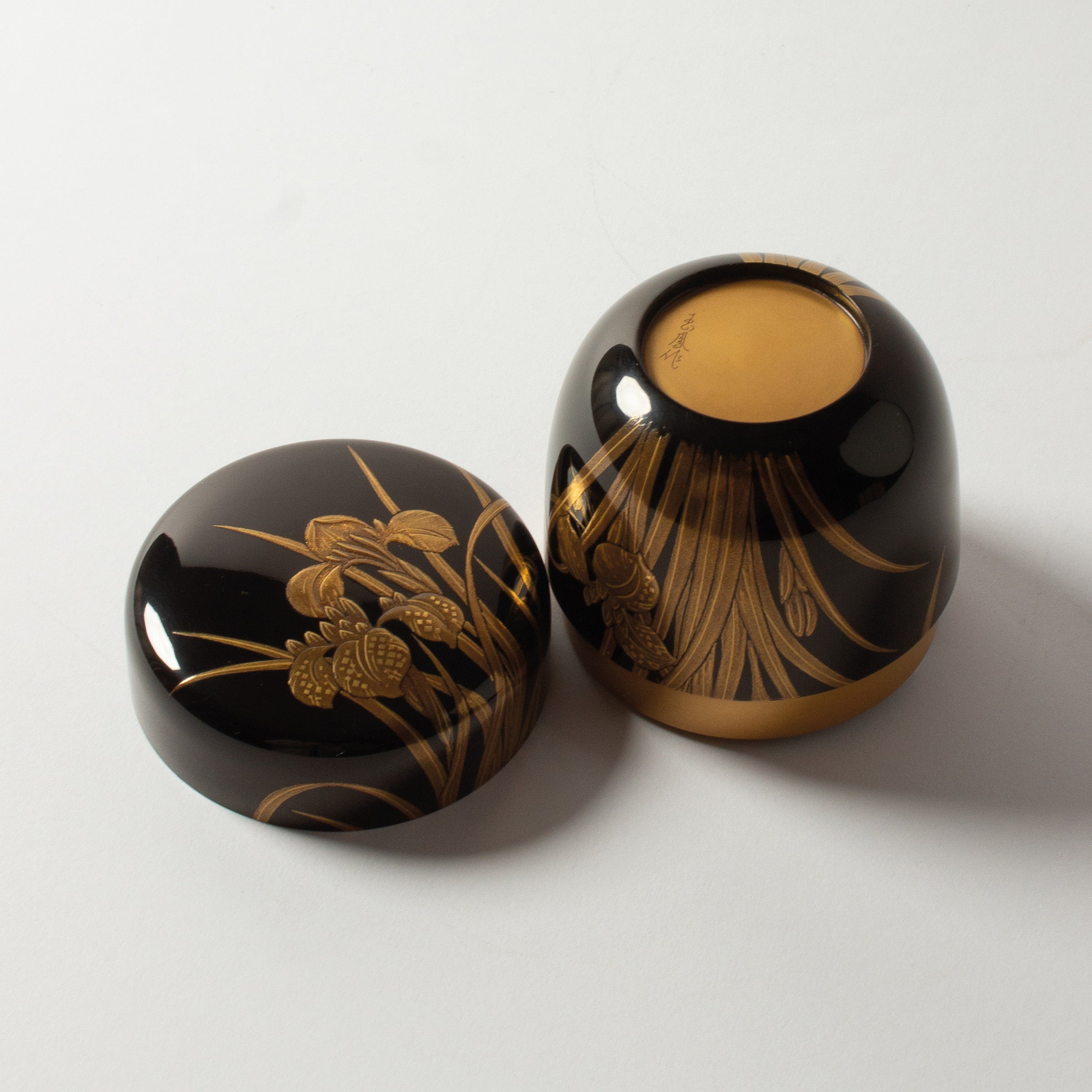 Natsume (boîte à thé) laque urushi japonaise et décor maki-e poudre d'or, motif kakitsubata (iris)