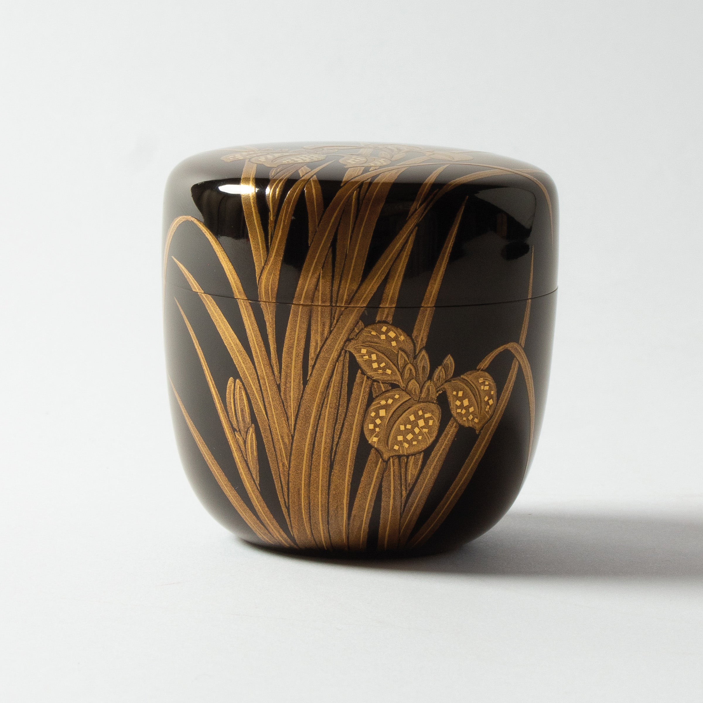 Natsume (boîte à thé) laque urushi japonaise et décor maki-e poudre d'or, motif kakitsubata (iris)