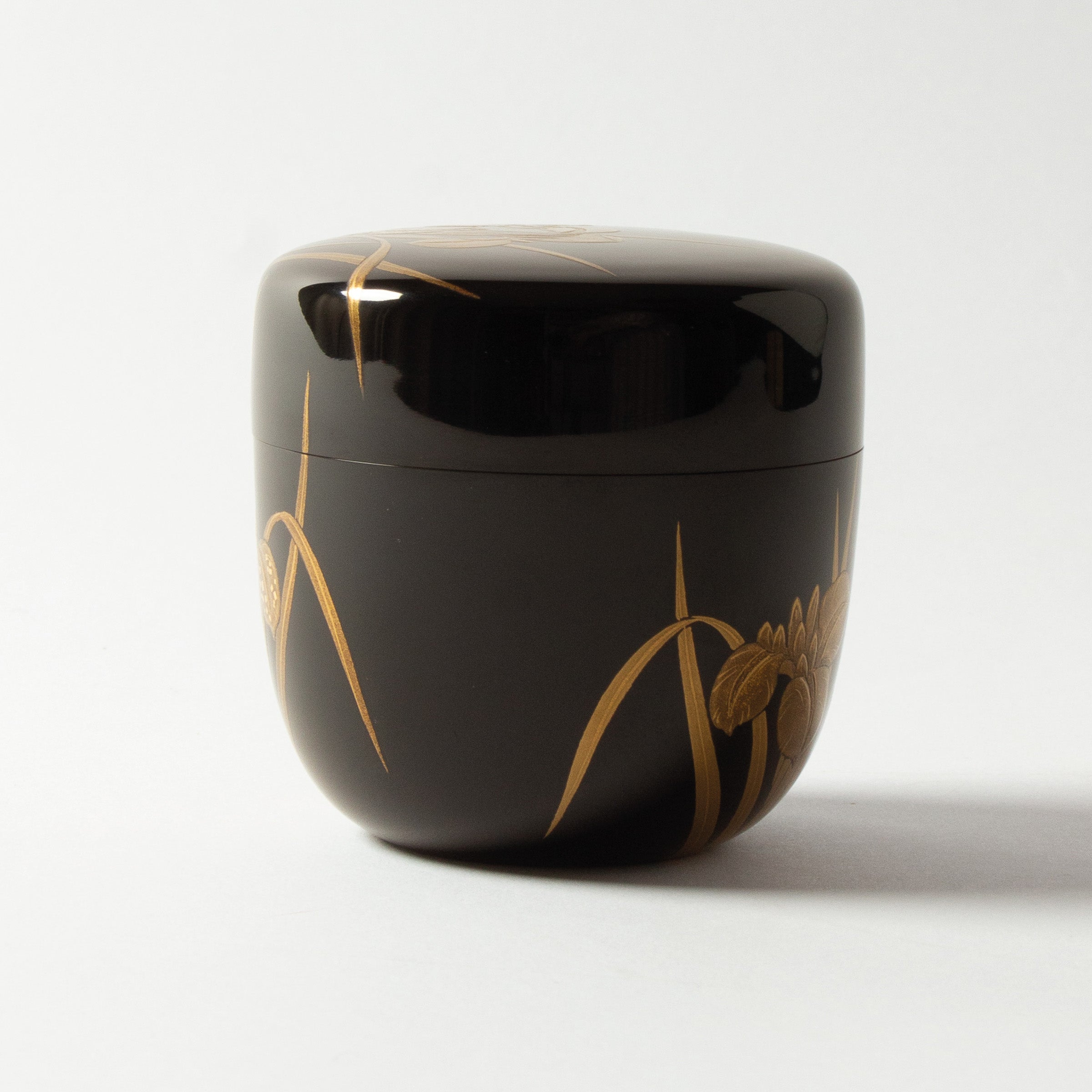 Natsume (boîte à thé) laque urushi japonaise et décor maki-e poudre d'or, motif kakitsubata (iris)