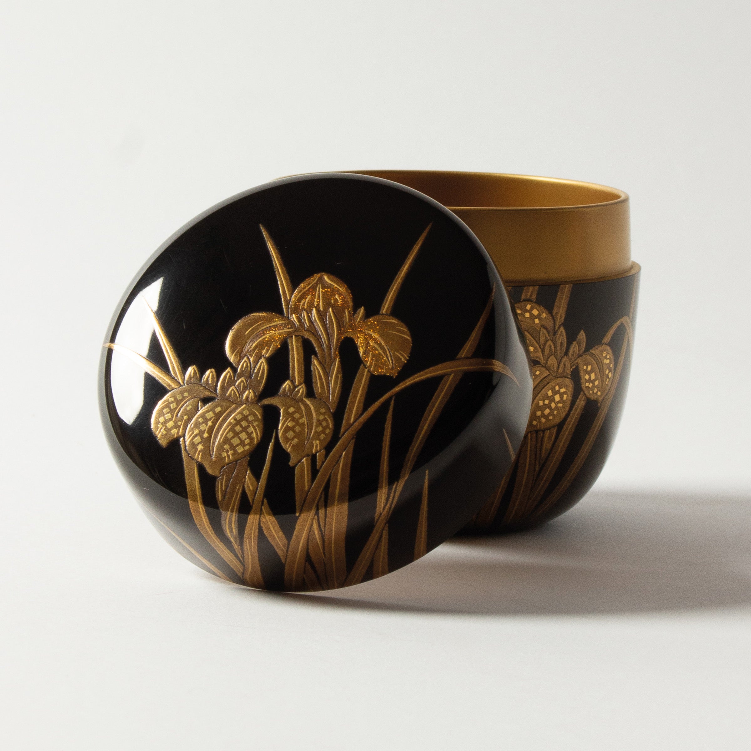 Natsume (boîte à thé) laque urushi japonaise et décor maki-e poudre d'or, motif kakitsubata (iris)
