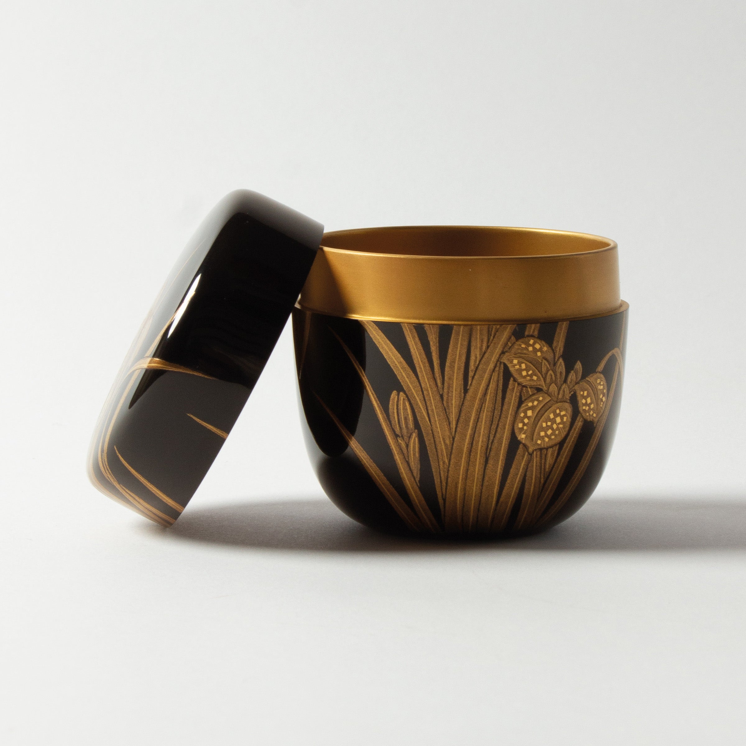 Natsume (boîte à thé) laque urushi japonaise et décor maki-e poudre d'or, motif kakitsubata (iris)