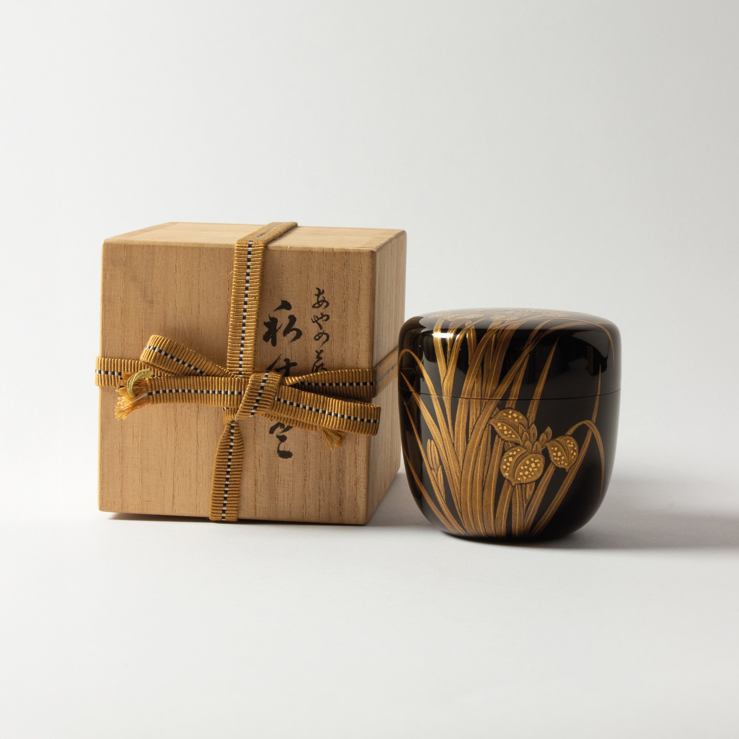 Natsume (boîte à thé) laque urushi japonaise et décor maki-e poudre d'or, motif kakitsubata (iris)