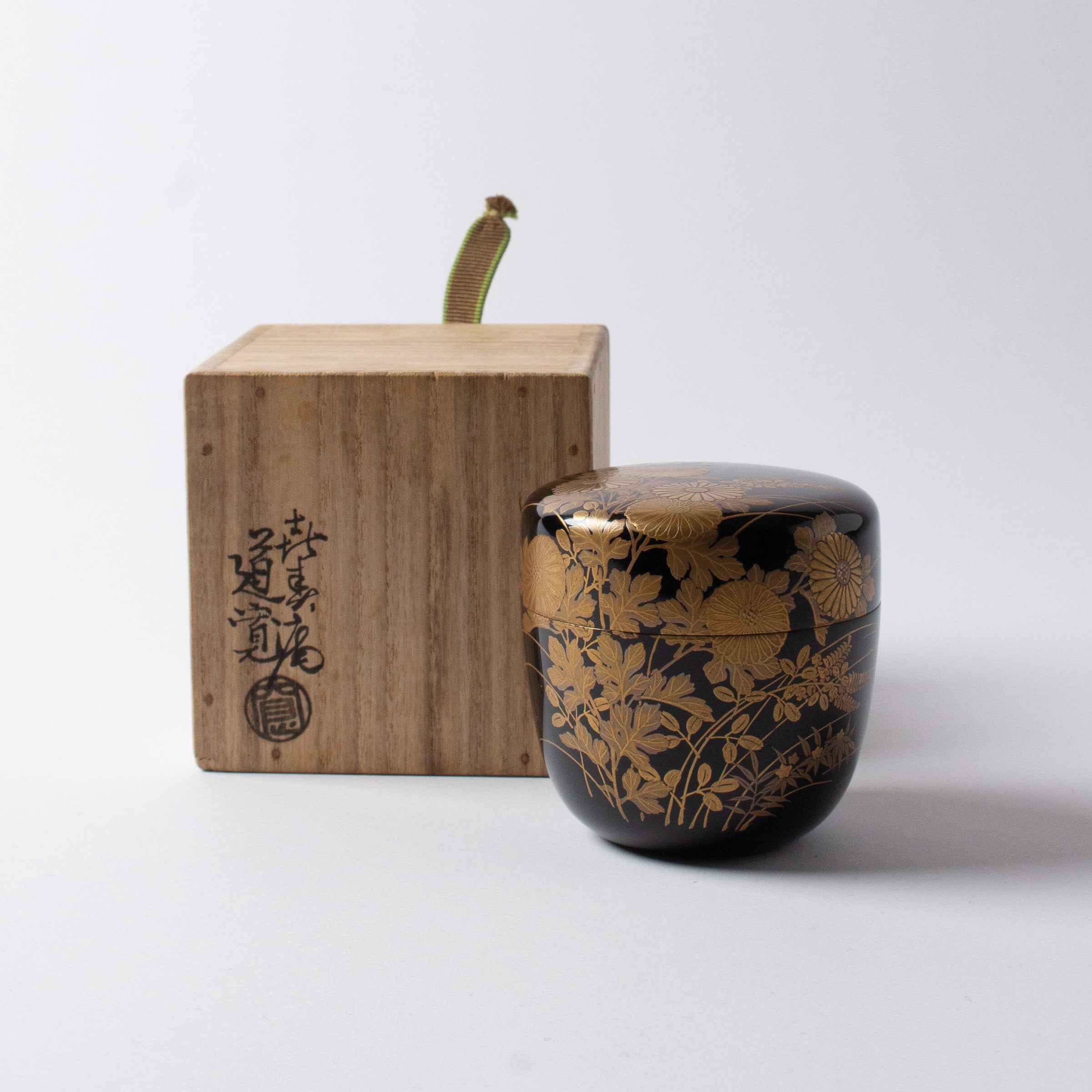 Natsume (tea caddy) lacquer and gold, kiku (chrysanthemums) and sōka (wildflowers) motif by Murata Dōkan