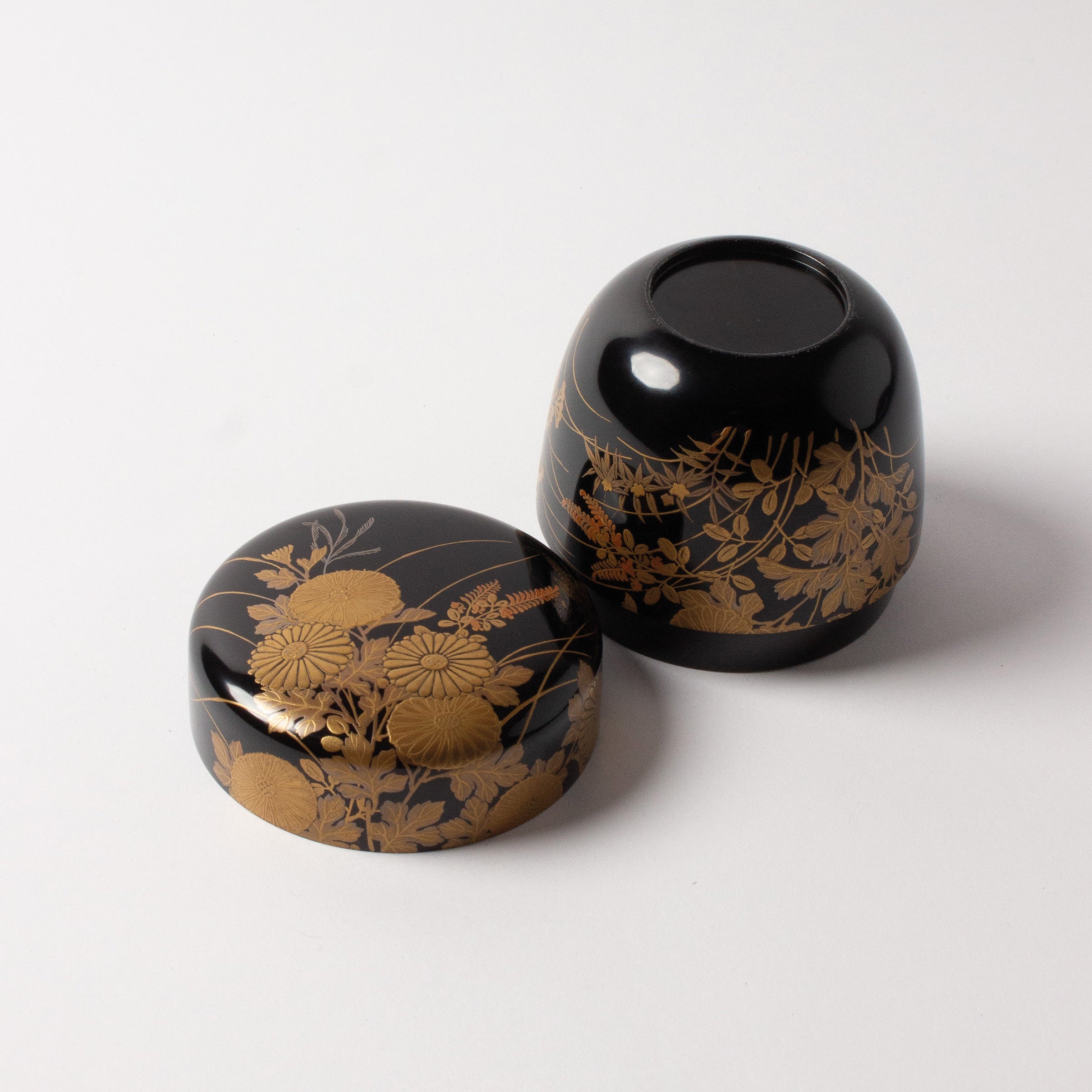 Natsume (tea caddy) lacquer and gold, kiku (chrysanthemums) and sōka (wildflowers) motif by Murata Dōkan
