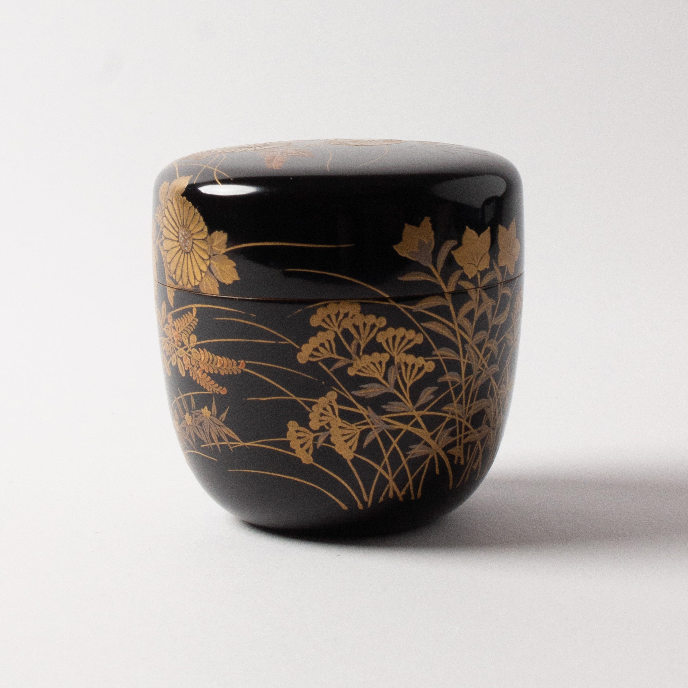 Natsume (tea caddy) lacquer and gold, kiku (chrysanthemums) and sōka (wildflowers) motif by Murata Dōkan