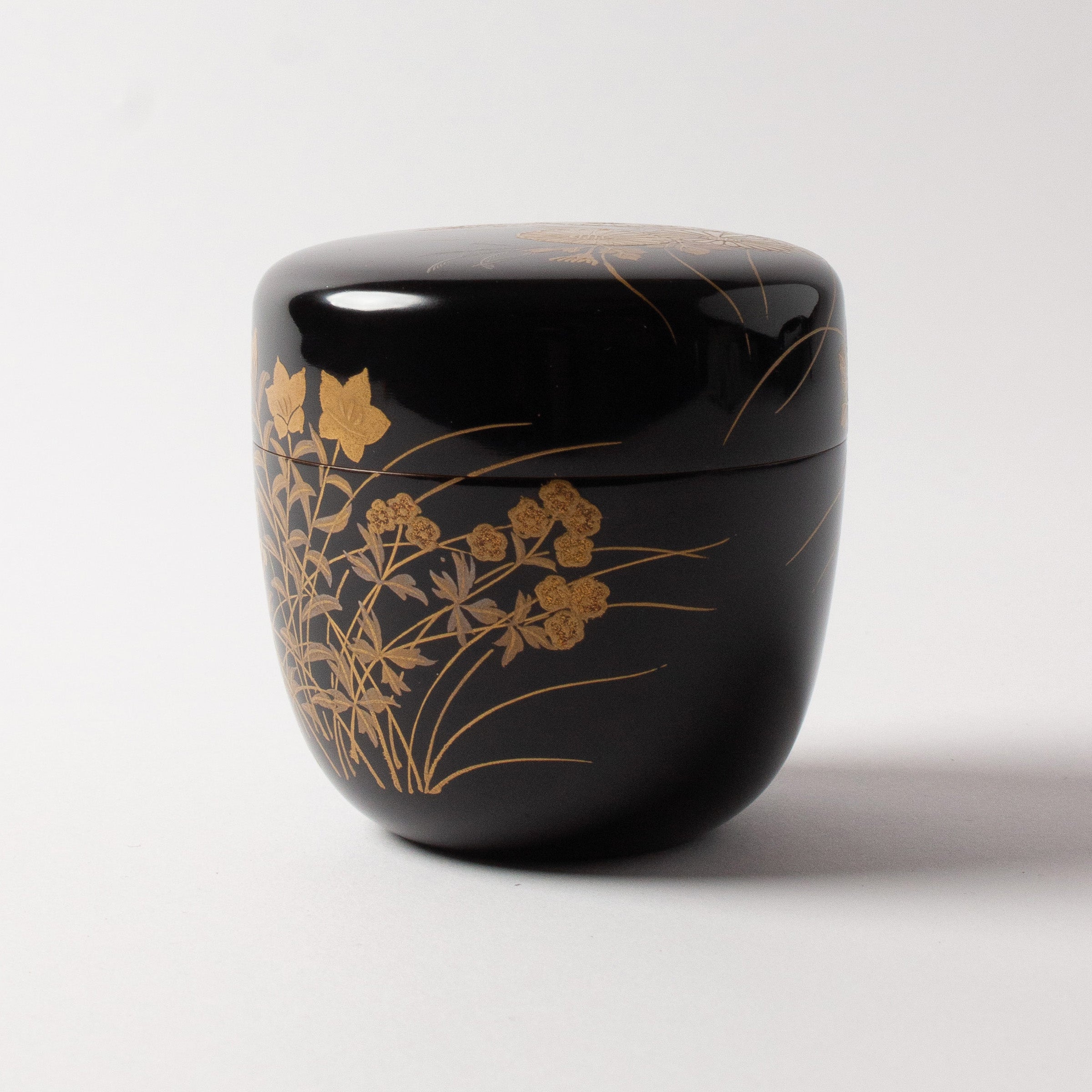Natsume (tea caddy) lacquer and gold, kiku (chrysanthemums) and sōka (wildflowers) motif by Murata Dōkan